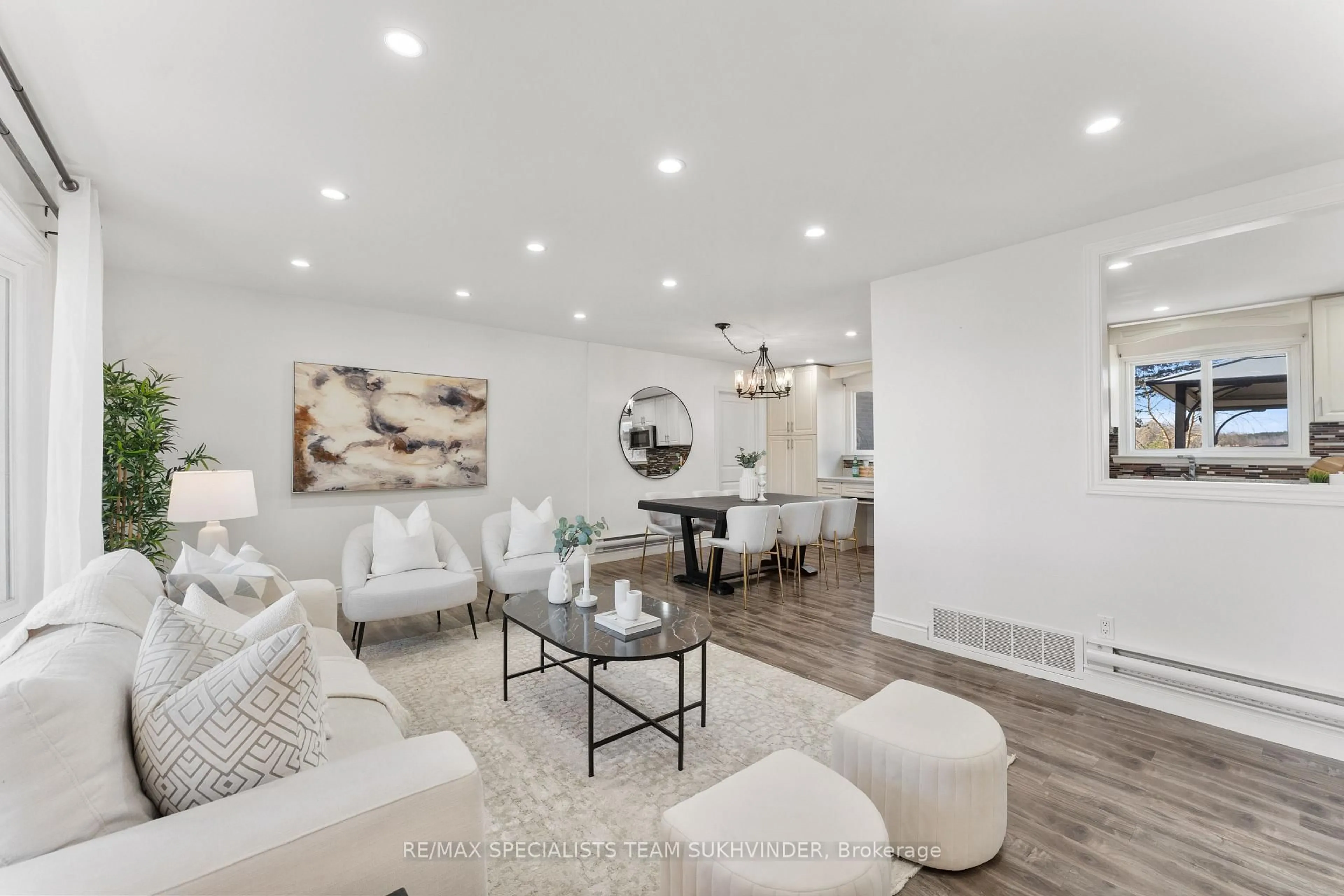 Living room with furniture, unknown for 15768 Centreville Creek Rd, Caledon Ontario L7C 3B3