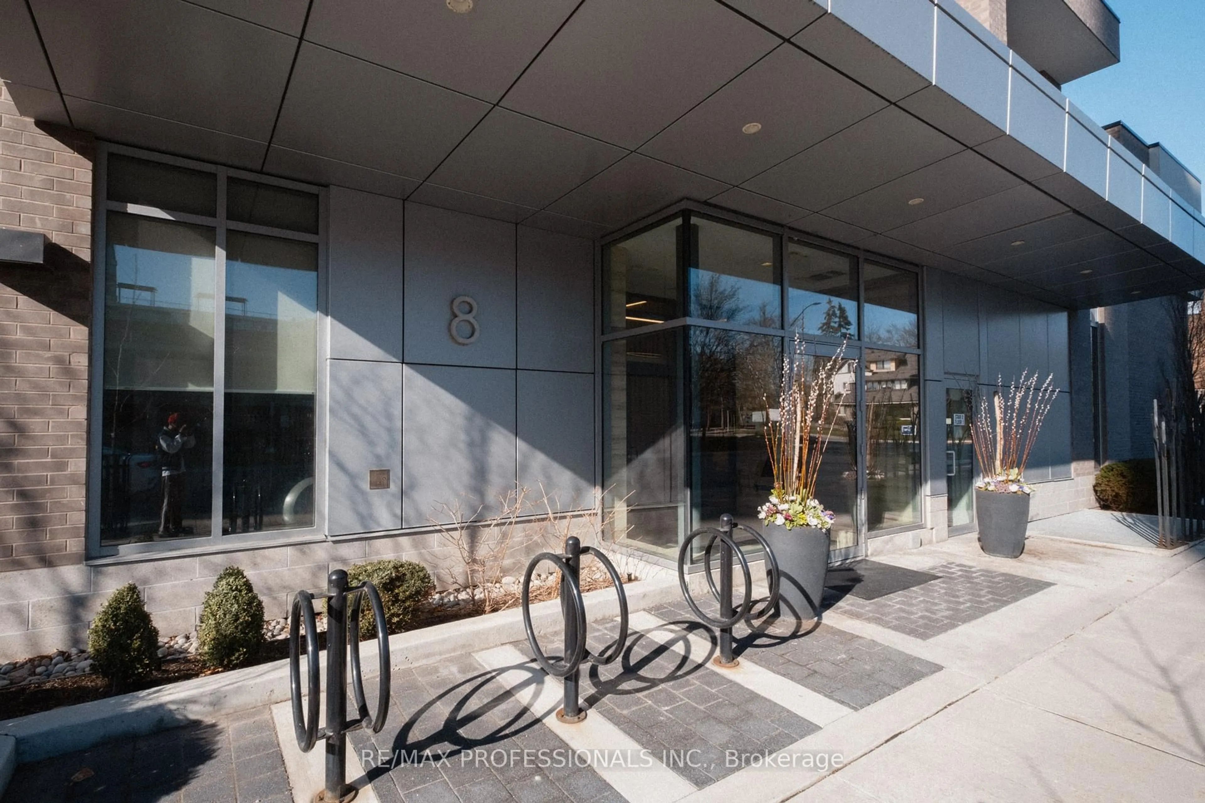 Patio, unknown for 8 Ann St #207, Mississauga Ontario L5G 3E6