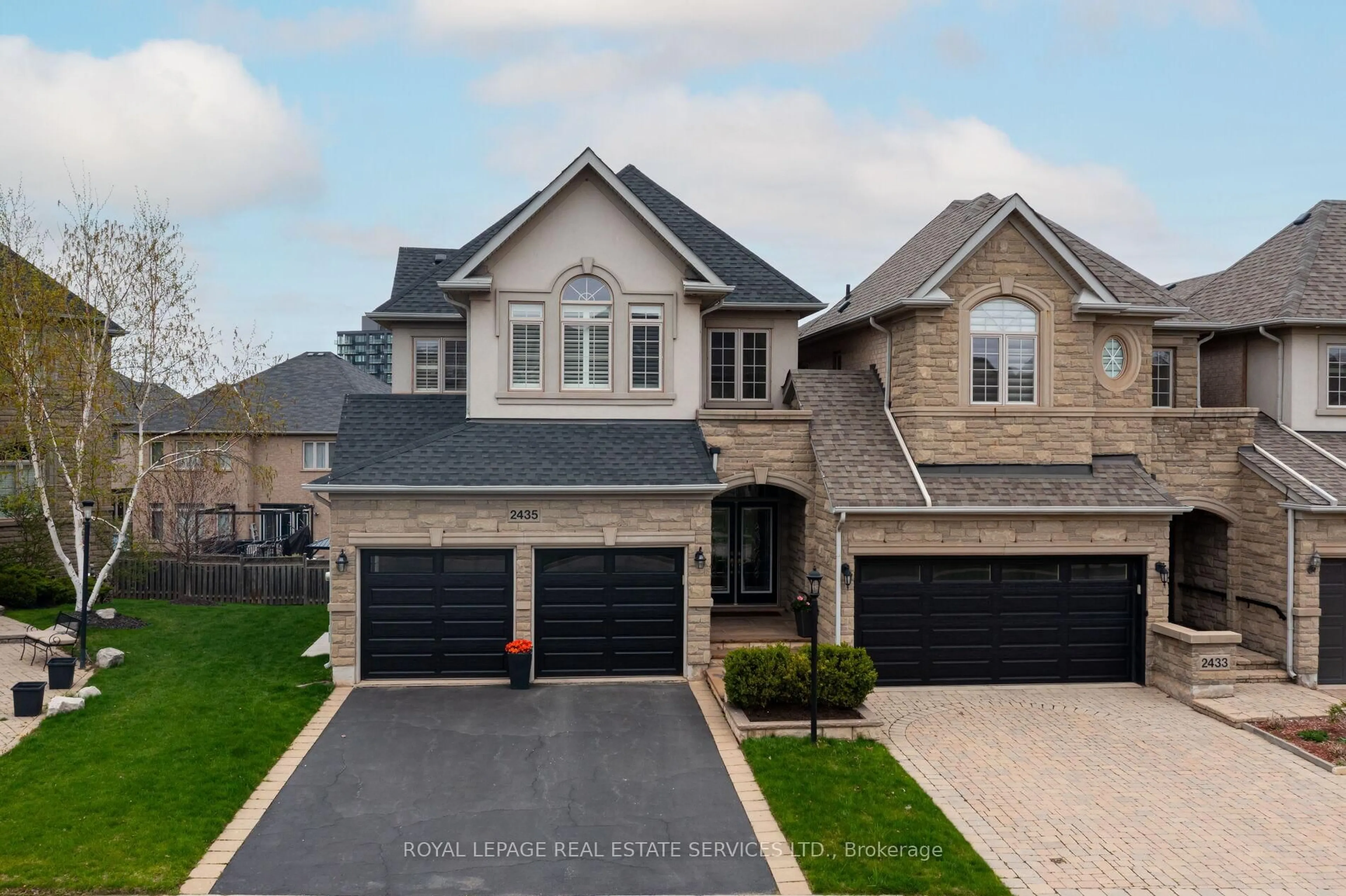 A pic from outside/outdoor area/front of a property/back of a property/a pic from drone, street for 2435 Presquile Dr, Oakville Ontario L6H 0B8