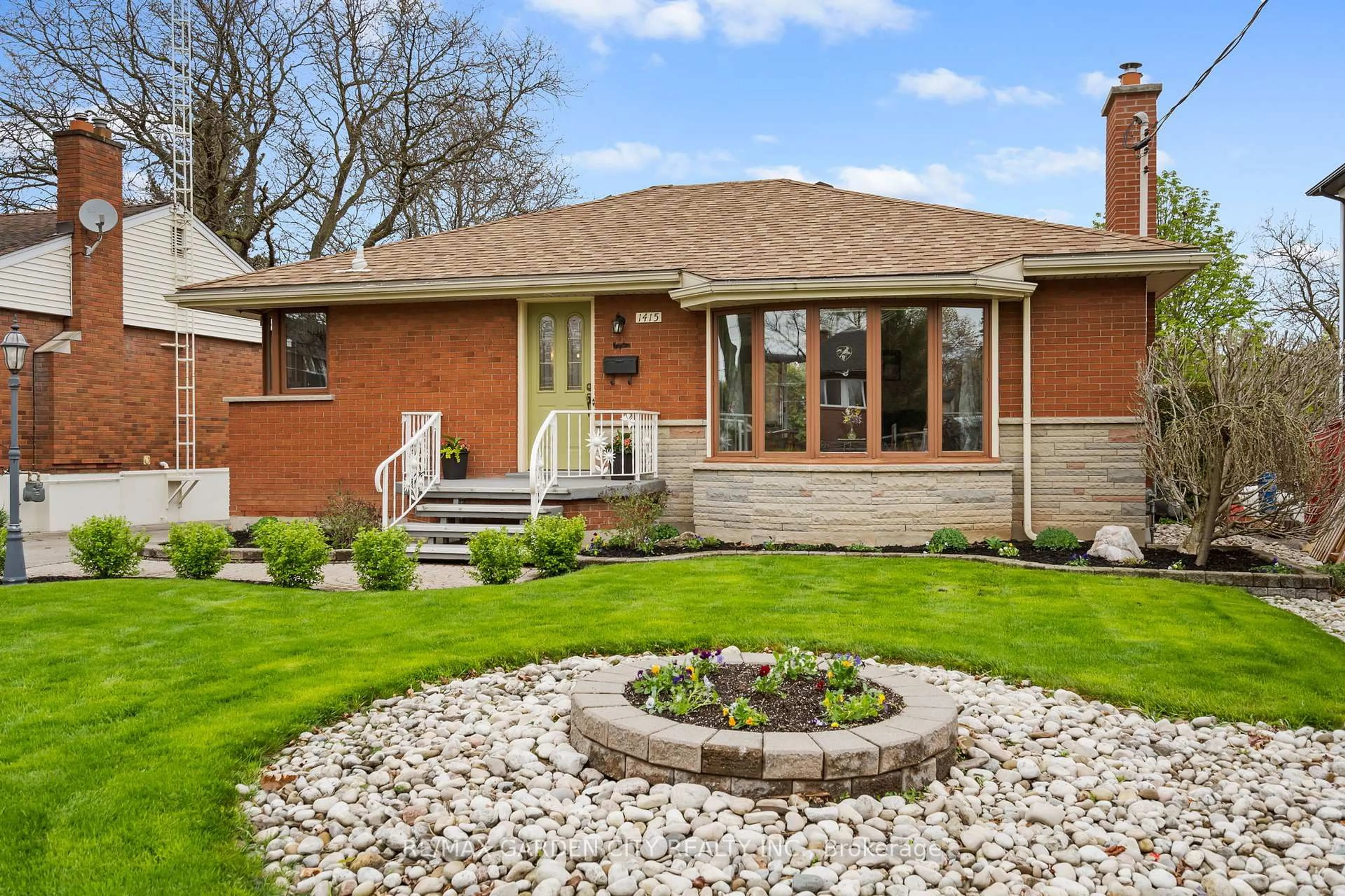 Home with brick exterior material, street for 1415 Mountain Grove Ave, Burlington Ontario L7P 2H1