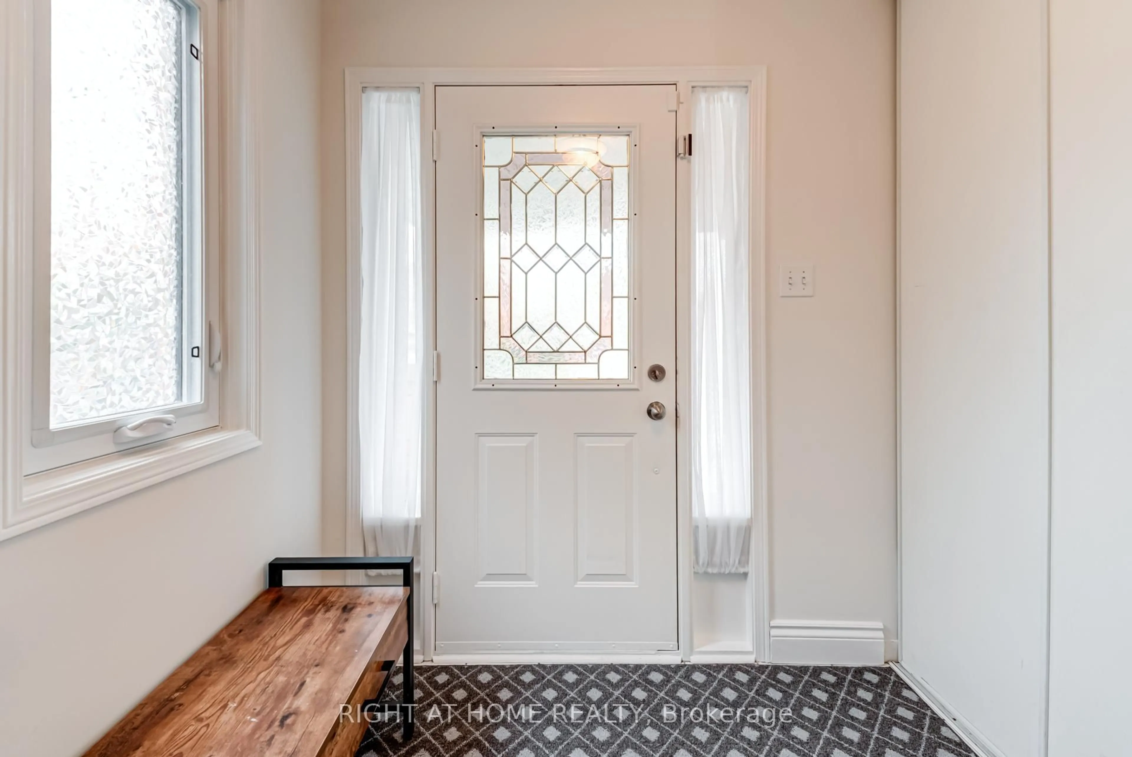 Indoor entryway for 3062 Pendleton Rd, Mississauga Ontario L5N 7C6