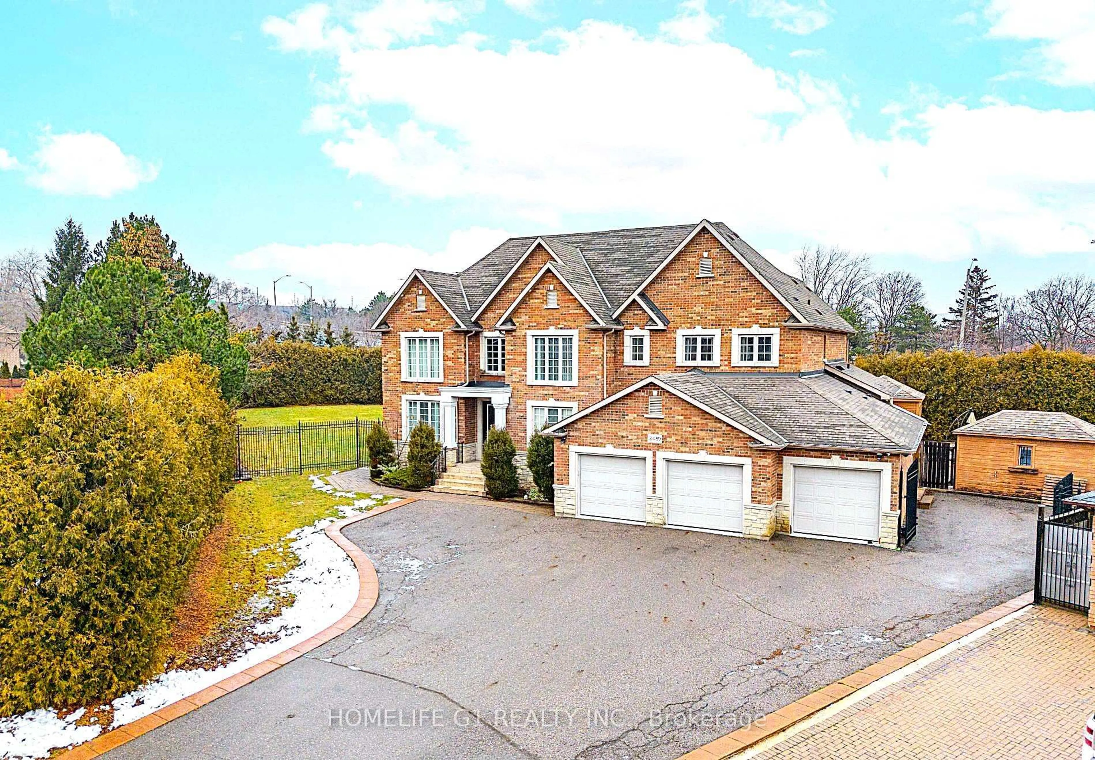 A pic from outside/outdoor area/front of a property/back of a property/a pic from drone, street for 2489 Olinda Crt, Mississauga Ontario L5C 4P5