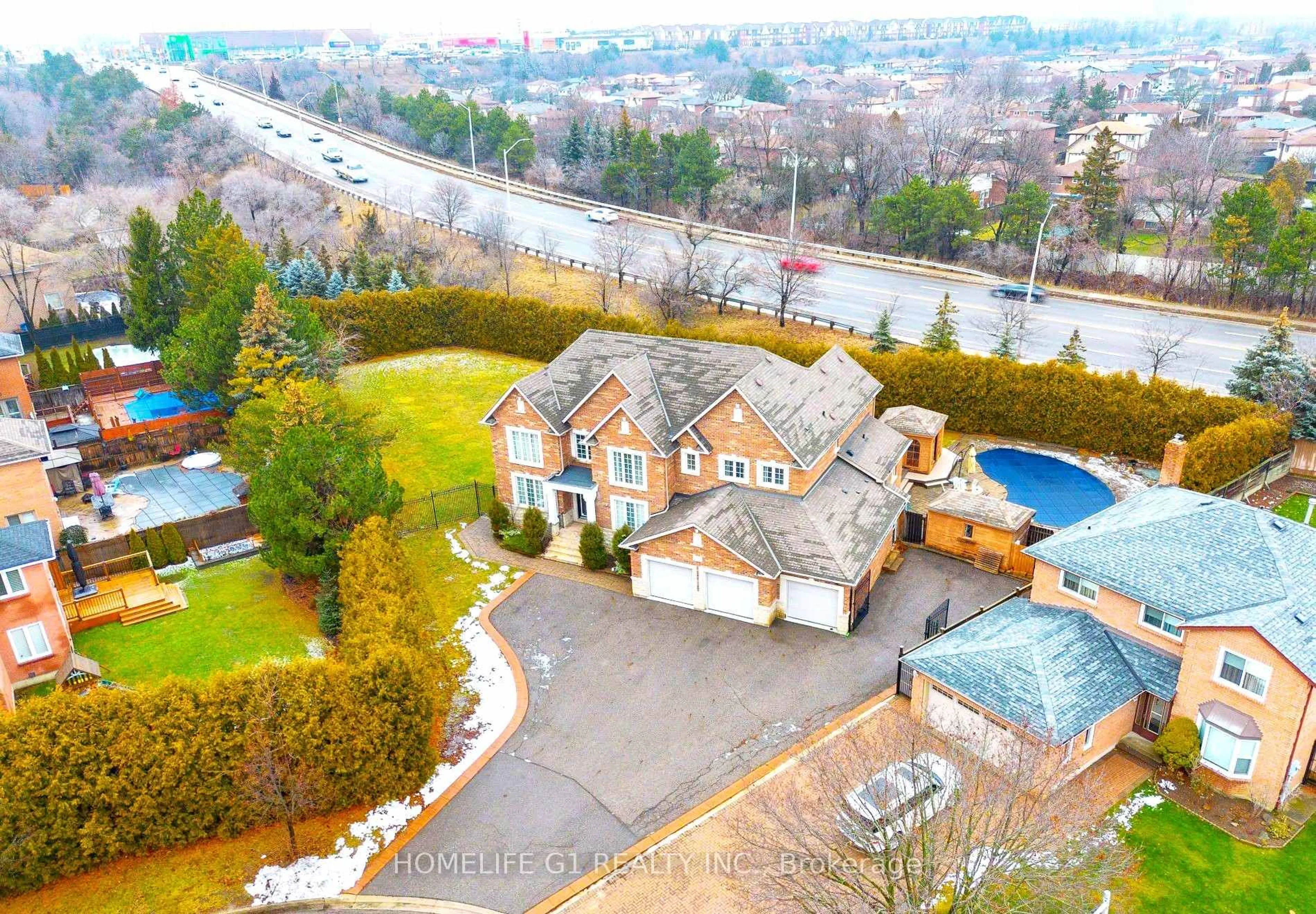 A pic from outside/outdoor area/front of a property/back of a property/a pic from drone, water/lake/river/ocean view for 2489 Olinda Crt, Mississauga Ontario L5C 4P5