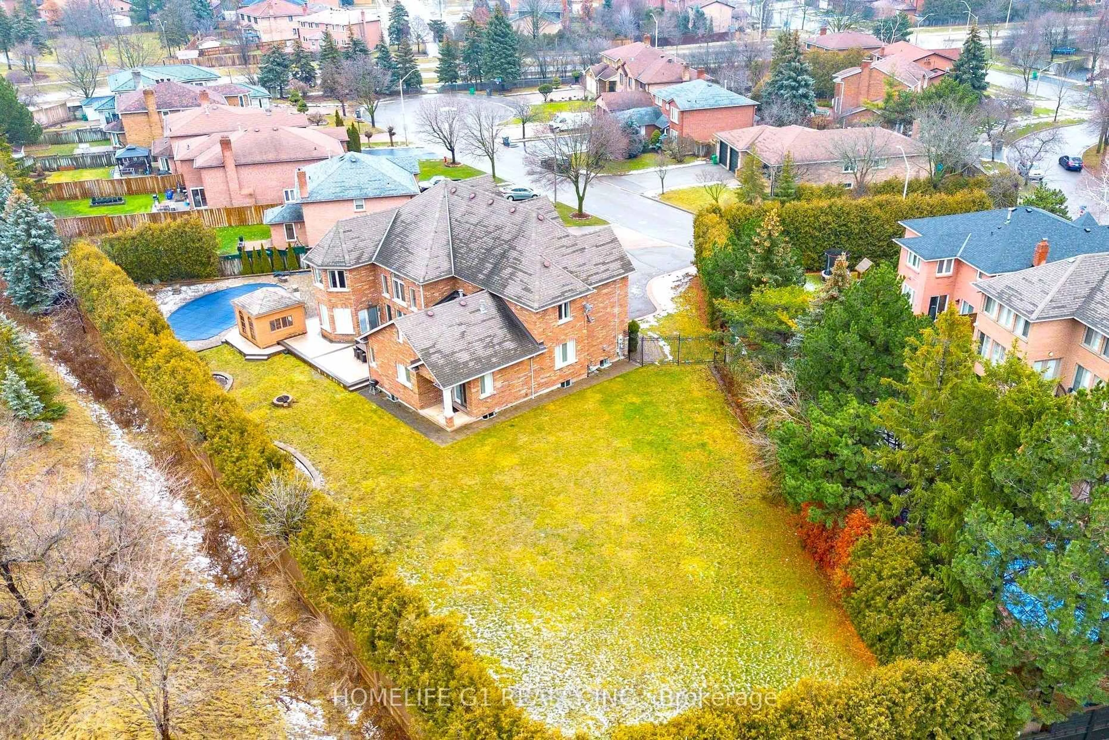 A pic from outside/outdoor area/front of a property/back of a property/a pic from drone, street for 2489 Olinda Crt, Mississauga Ontario L5C 4P5
