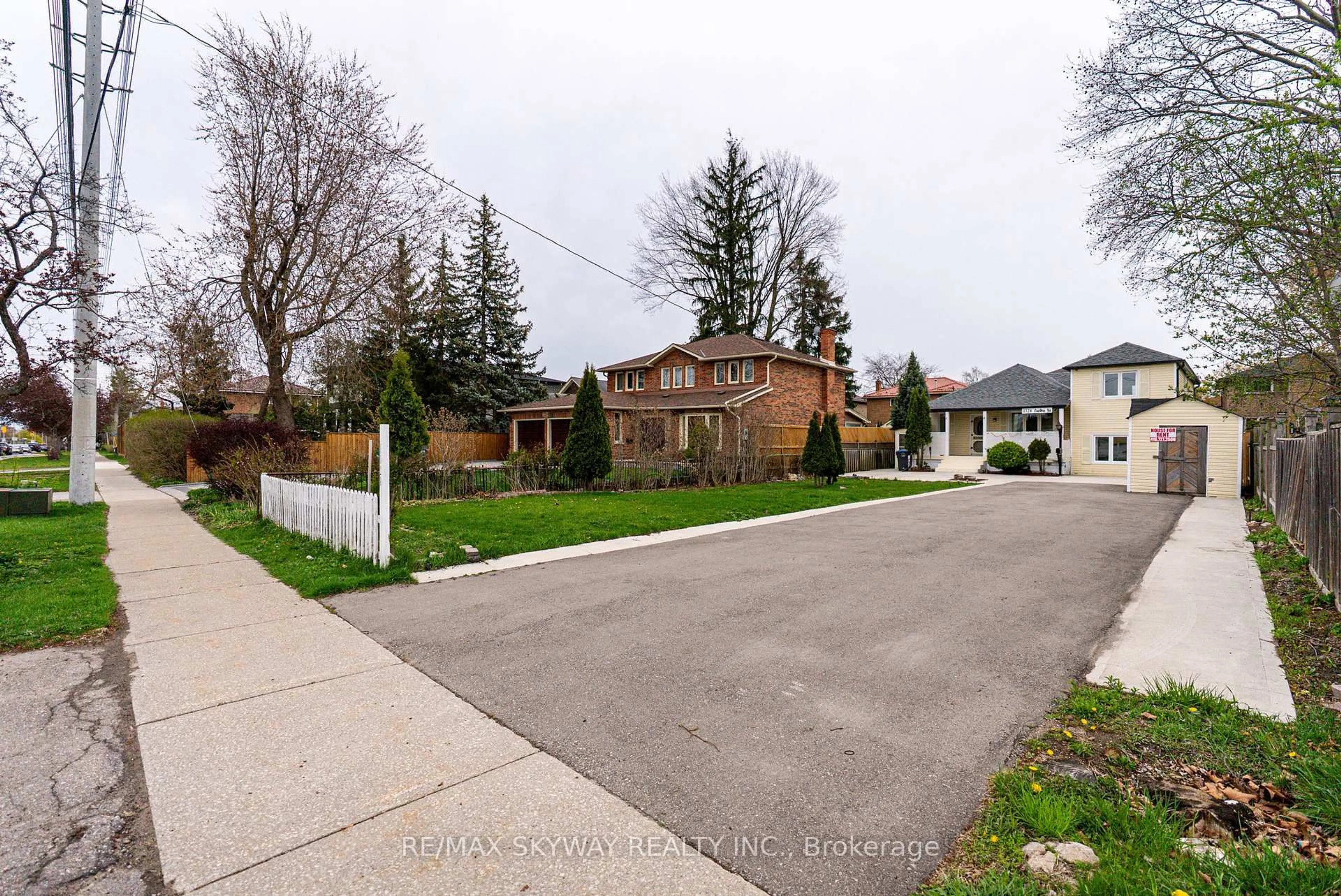 A pic from outside/outdoor area/front of a property/back of a property/a pic from drone, street for 1328 Cawthra Rd, Mississauga Ontario L5G 4K9