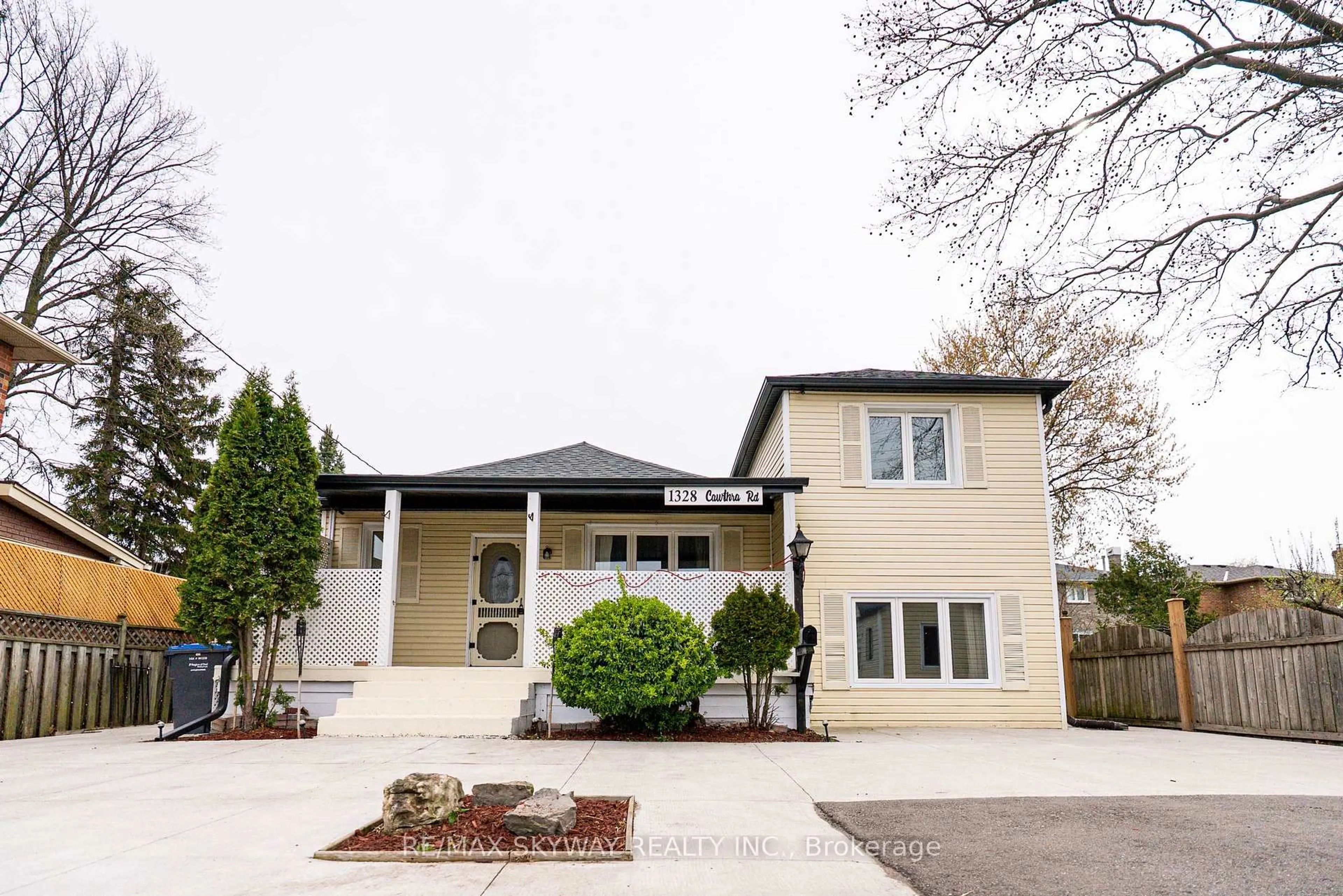 Home with brick exterior material, street for 1328 Cawthra Rd, Mississauga Ontario L5G 4K9