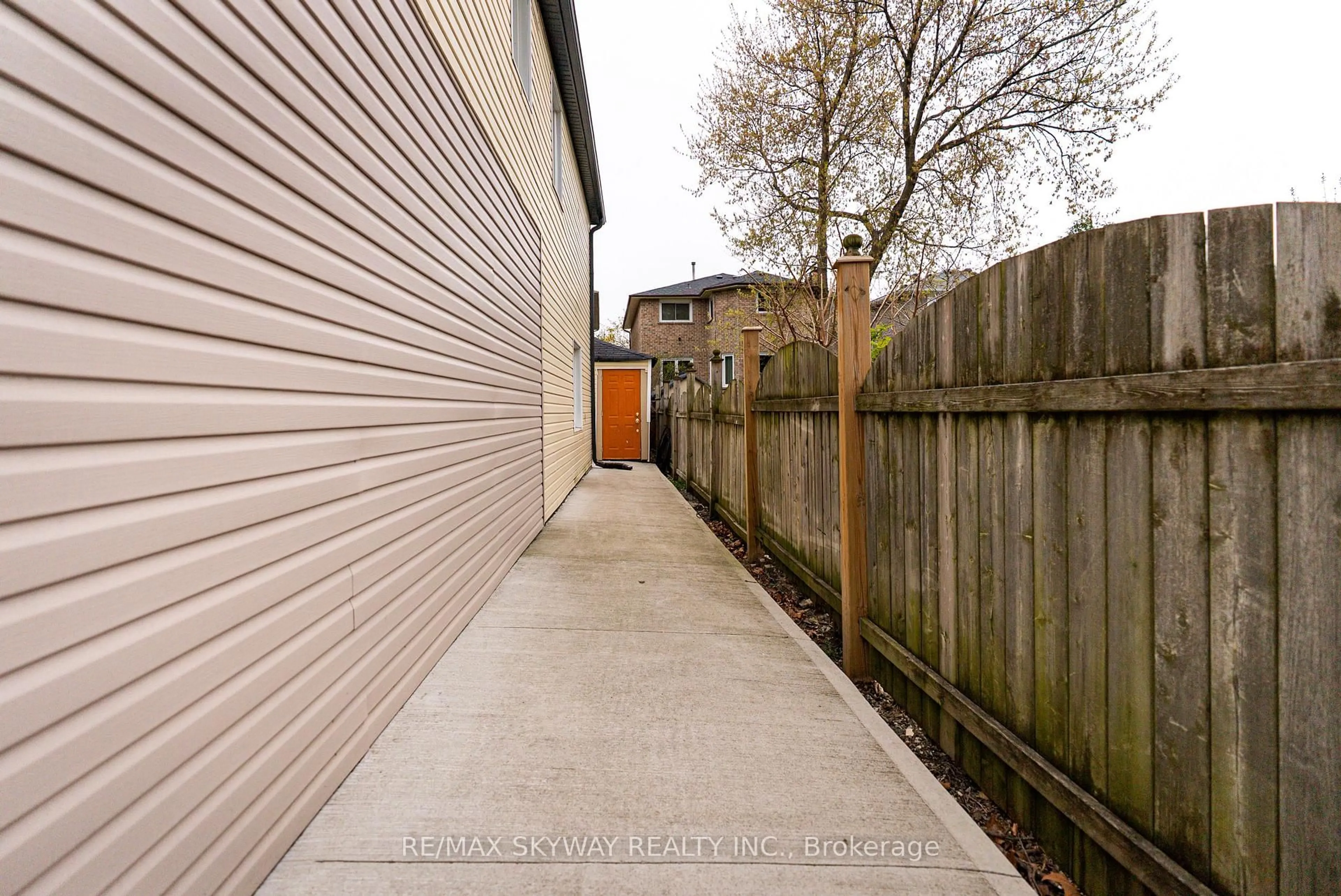 Patio, street for 1328 Cawthra Rd, Mississauga Ontario L5G 4K9