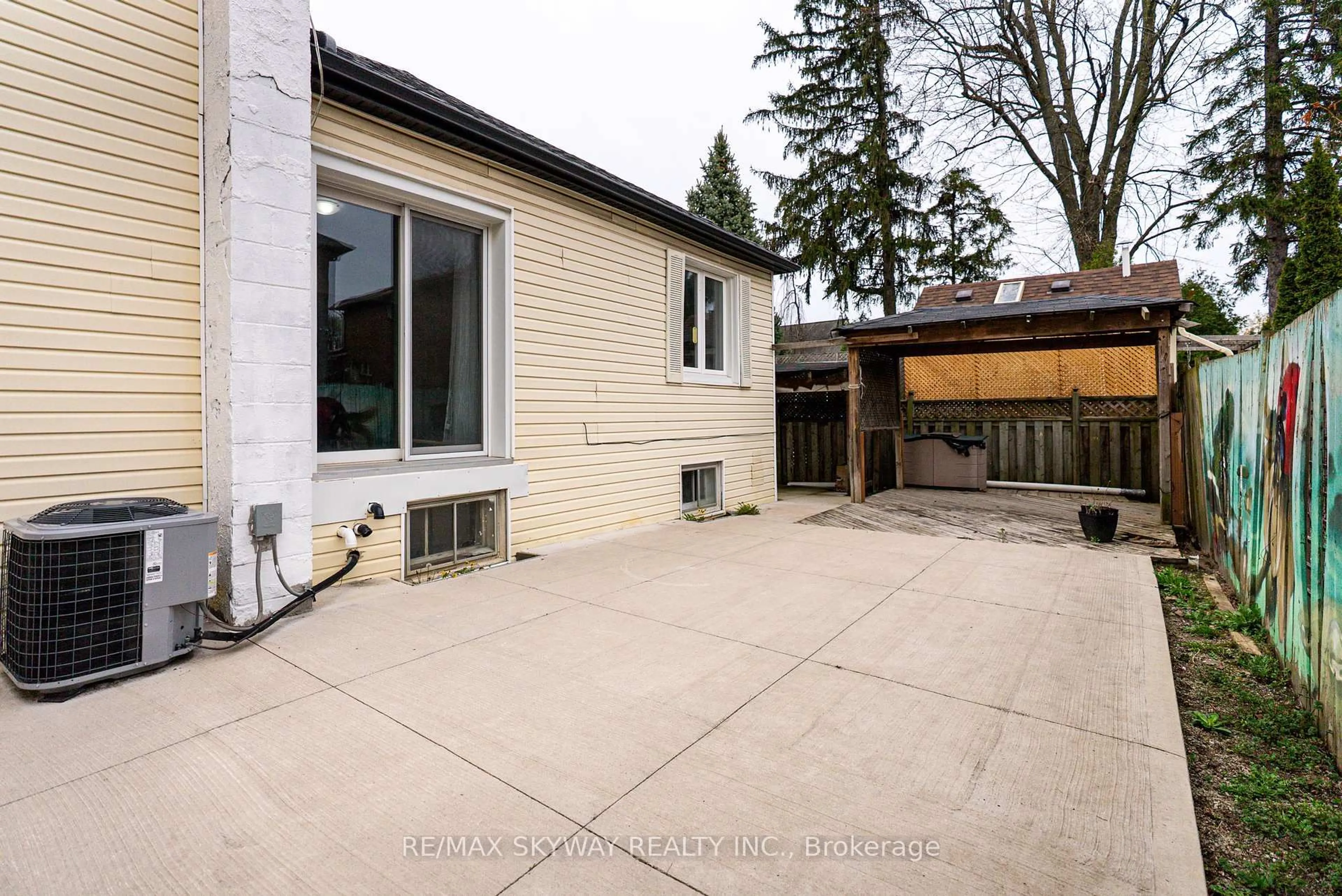 Patio, street for 1328 Cawthra Rd, Mississauga Ontario L5G 4K9