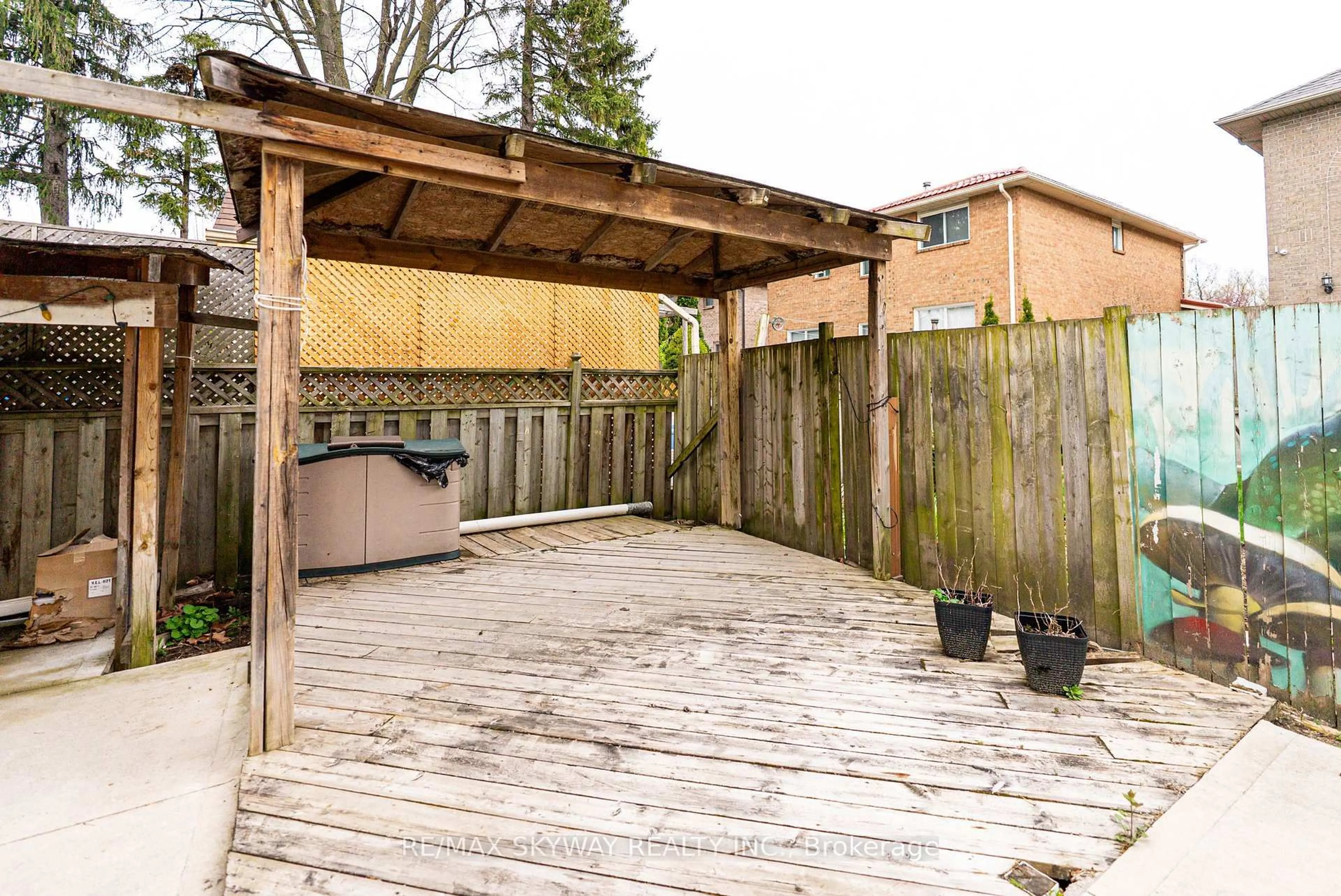 Patio, street for 1328 Cawthra Rd, Mississauga Ontario L5G 4K9