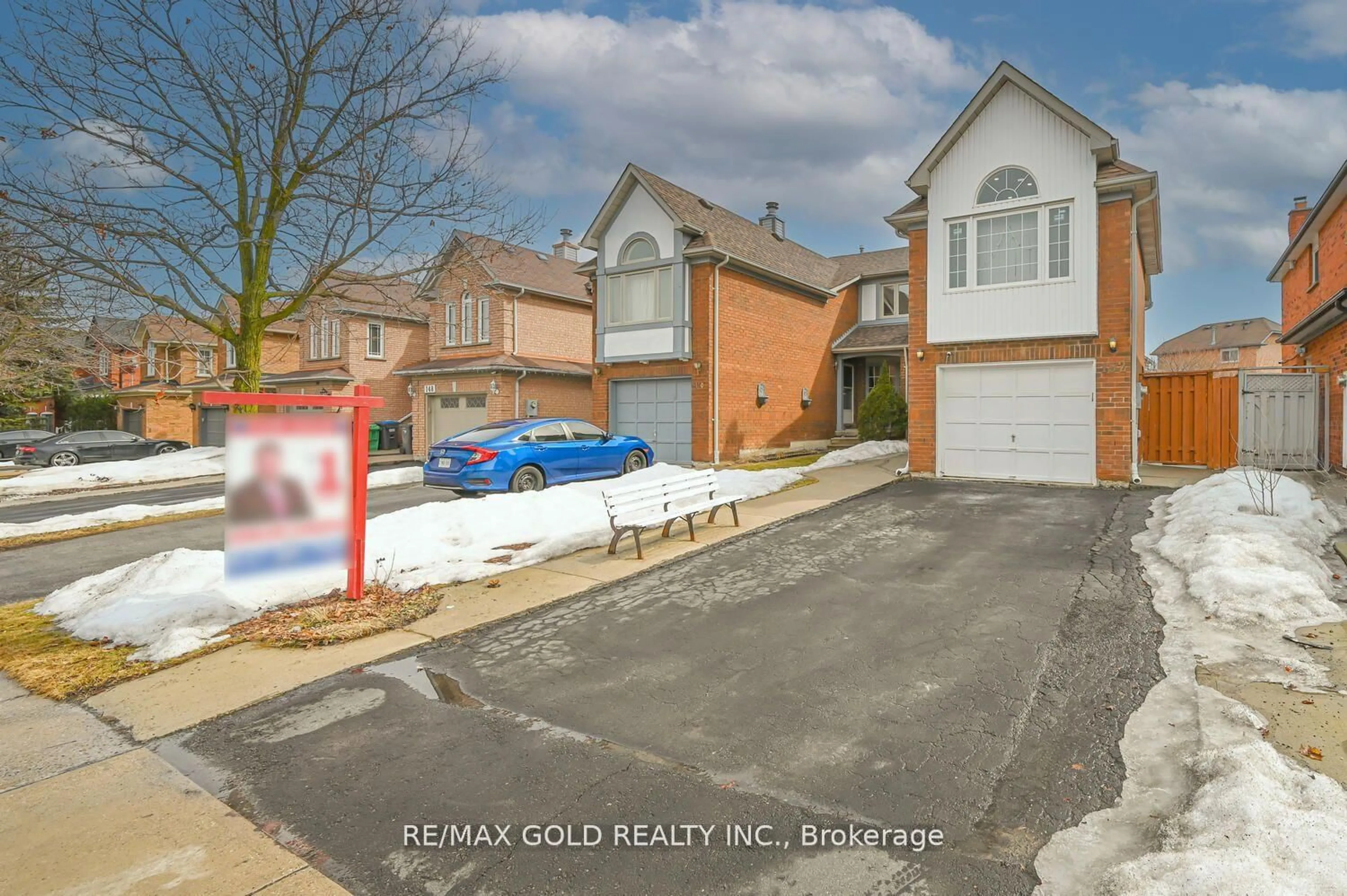 A pic from outside/outdoor area/front of a property/back of a property/a pic from drone, street for 152 Bighorn Cres, Brampton Ontario L6R 1G1
