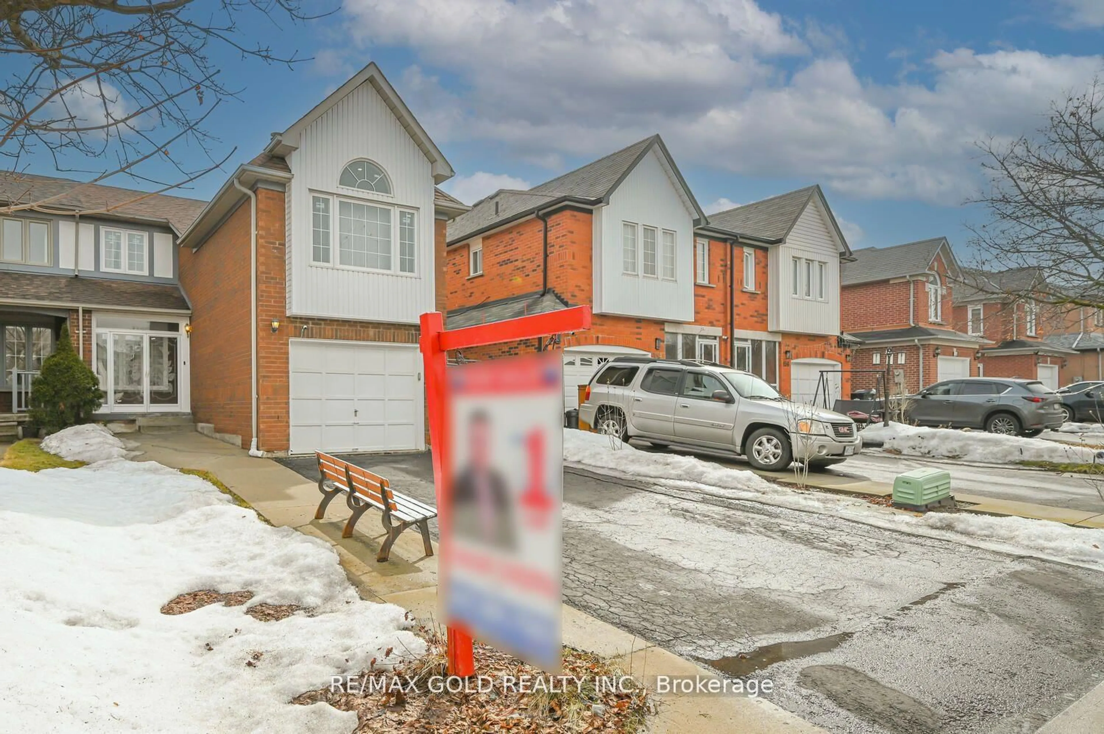 A pic from outside/outdoor area/front of a property/back of a property/a pic from drone, street for 152 Bighorn Cres, Brampton Ontario L6R 1G1