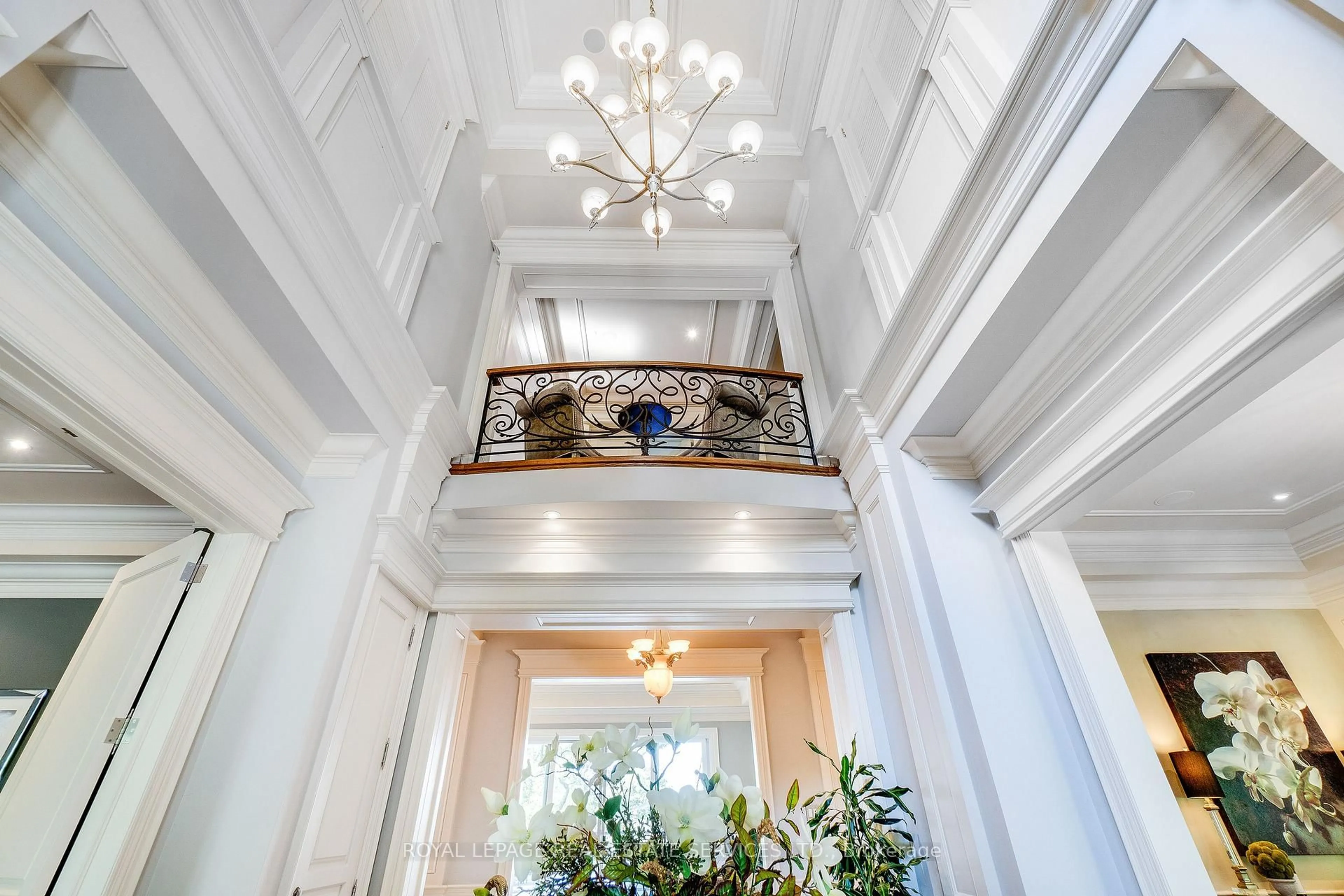 Indoor foyer for 43 Riverside Cres, Toronto Ontario M6S 1B5