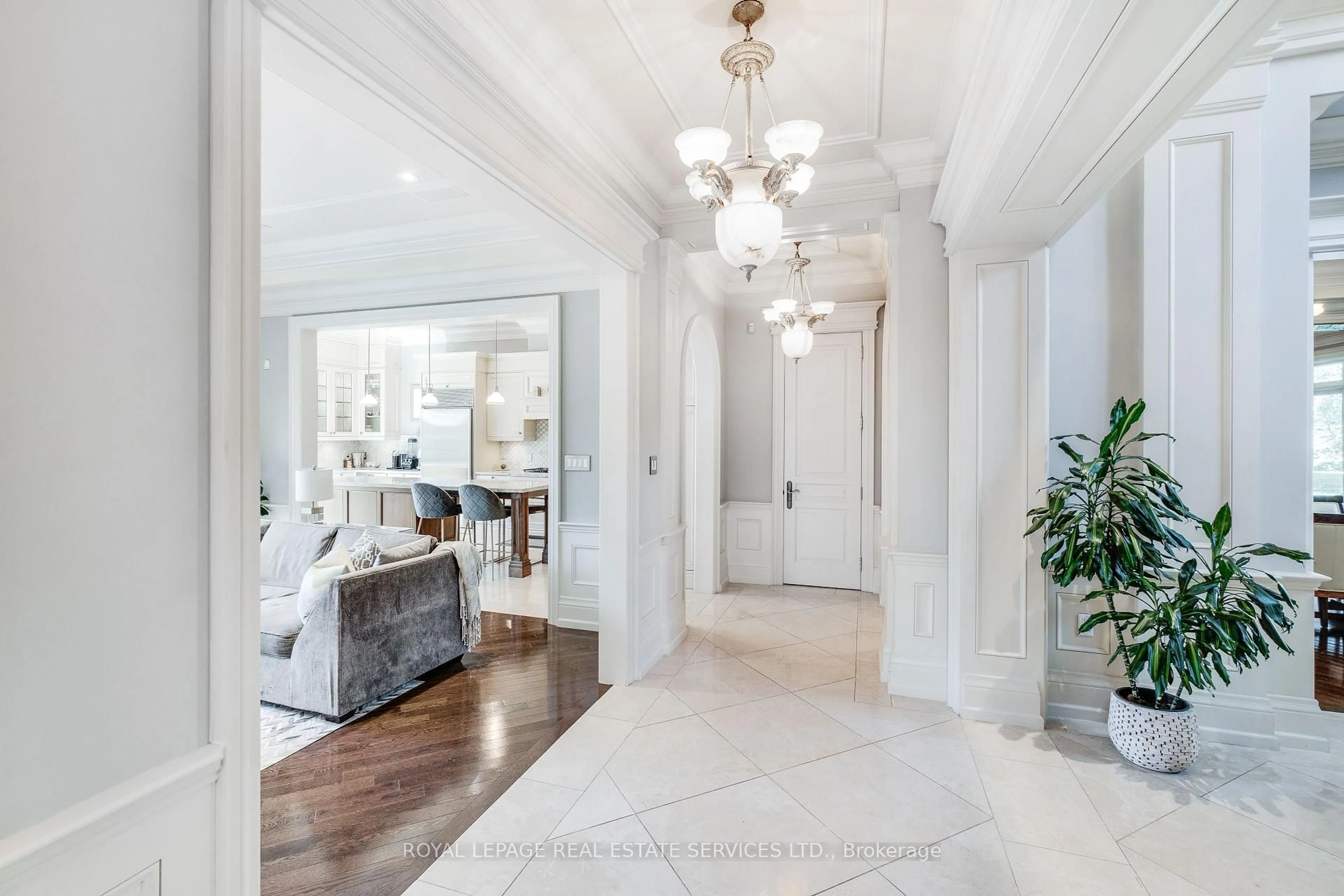 Indoor entryway for 43 Riverside Cres, Toronto Ontario M6S 1B5