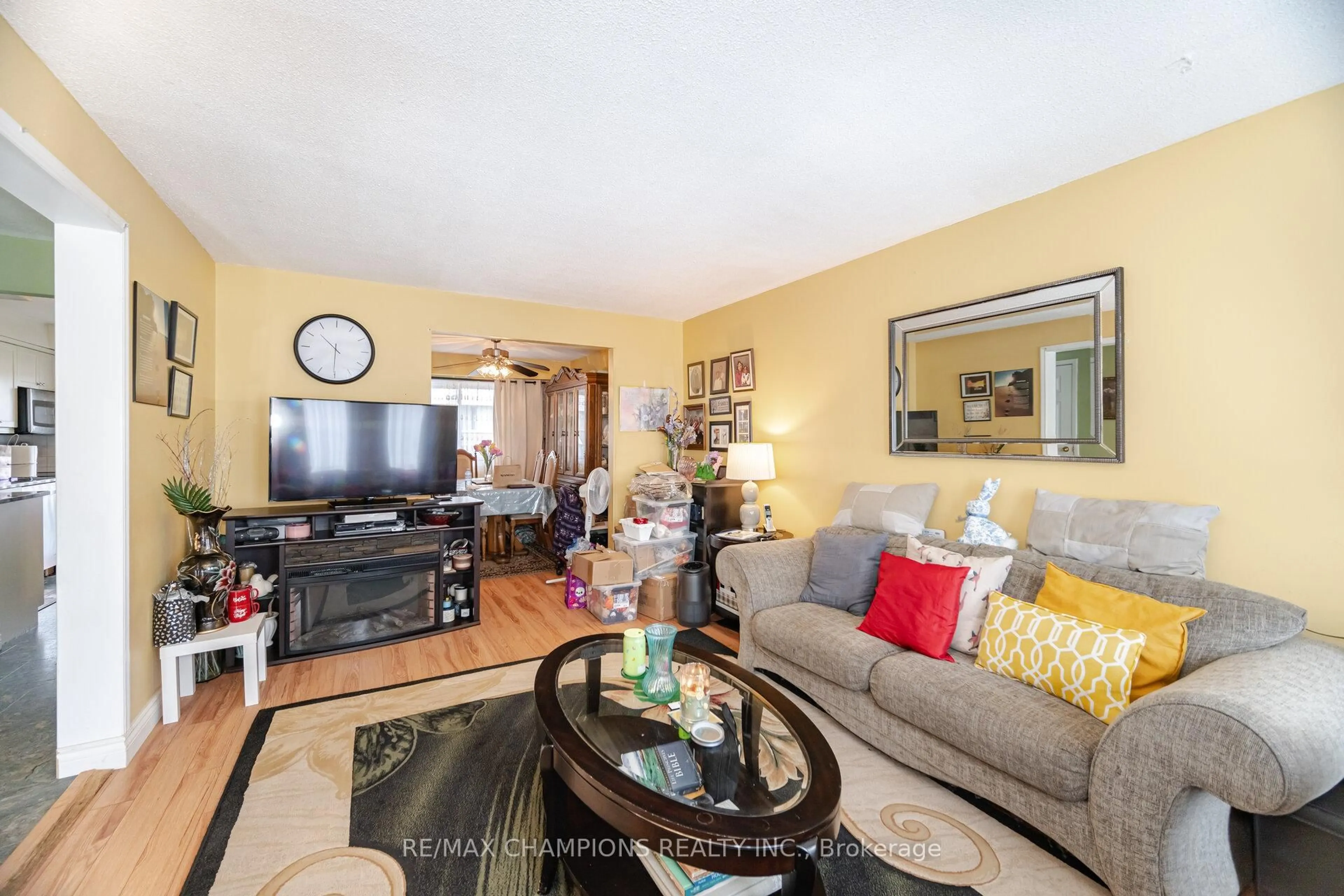 Living room with furniture, unknown for 3525 Brandon Gate Dr, Mississauga Ontario L4T 3M3