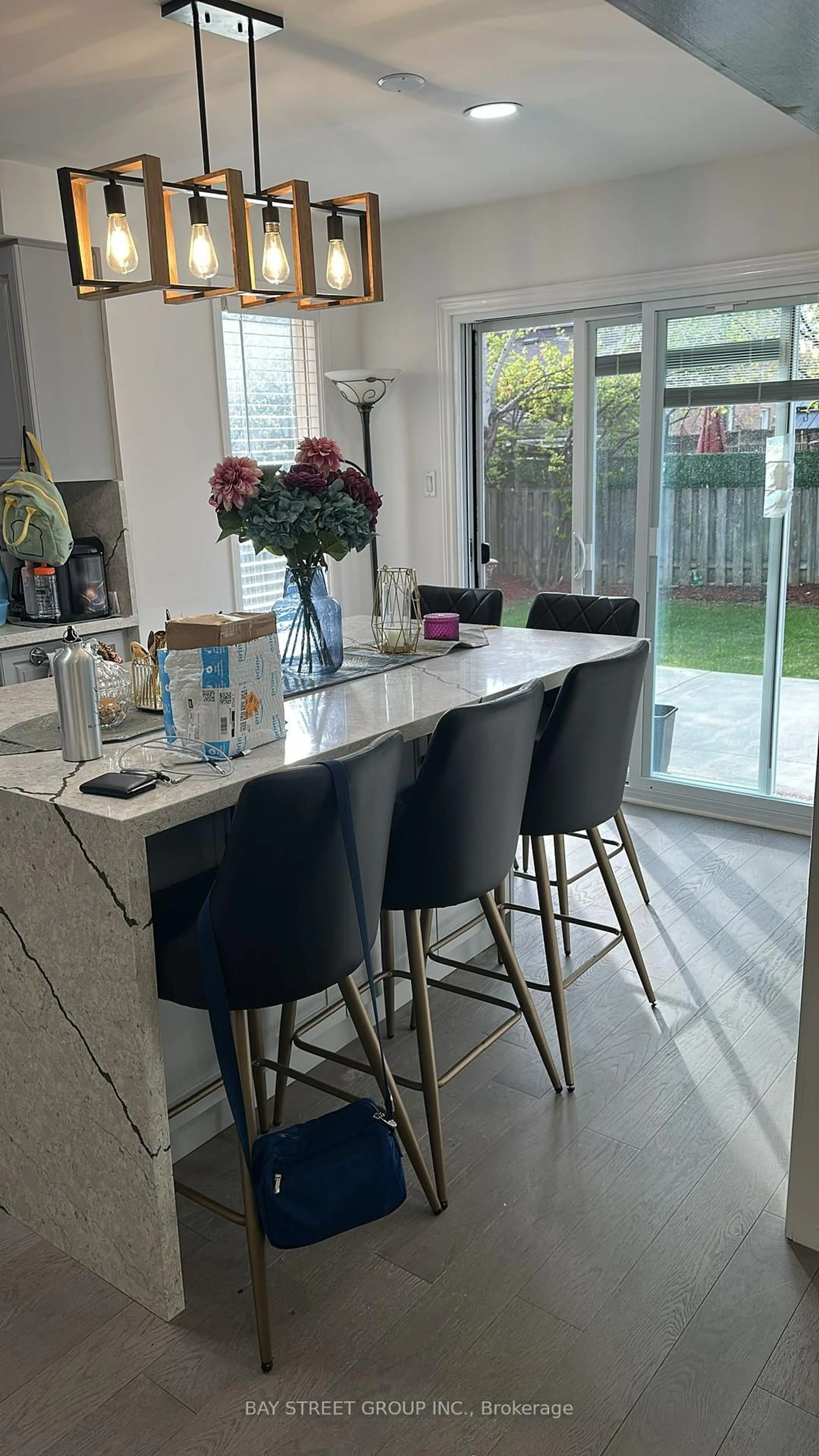 Contemporary kitchen, unknown for 1686 Village View Pl, Mississauga Ontario L5M 3V3