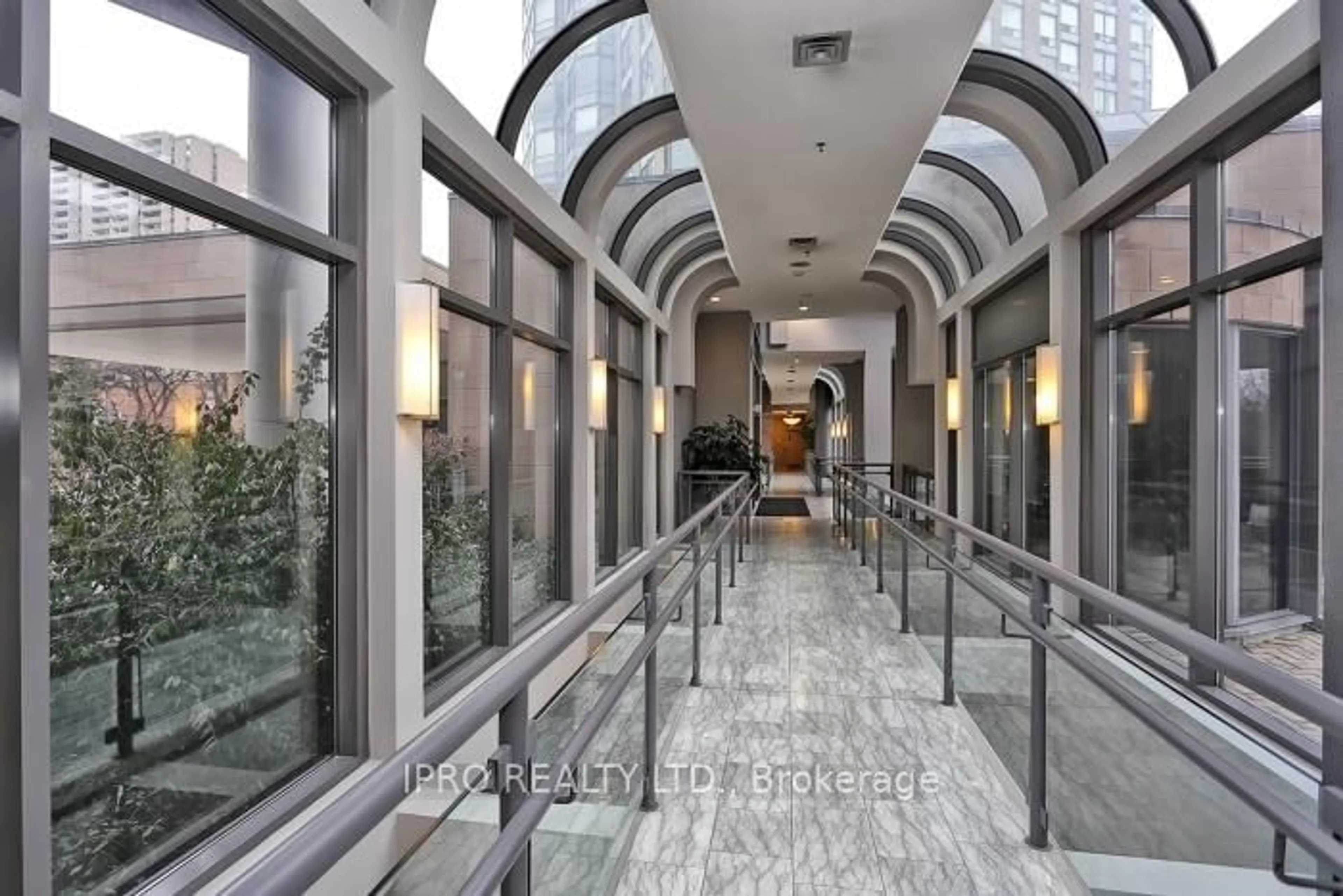 Indoor foyer for 1 Hickory Tree Rd #811, Toronto Ontario M9N 3W4