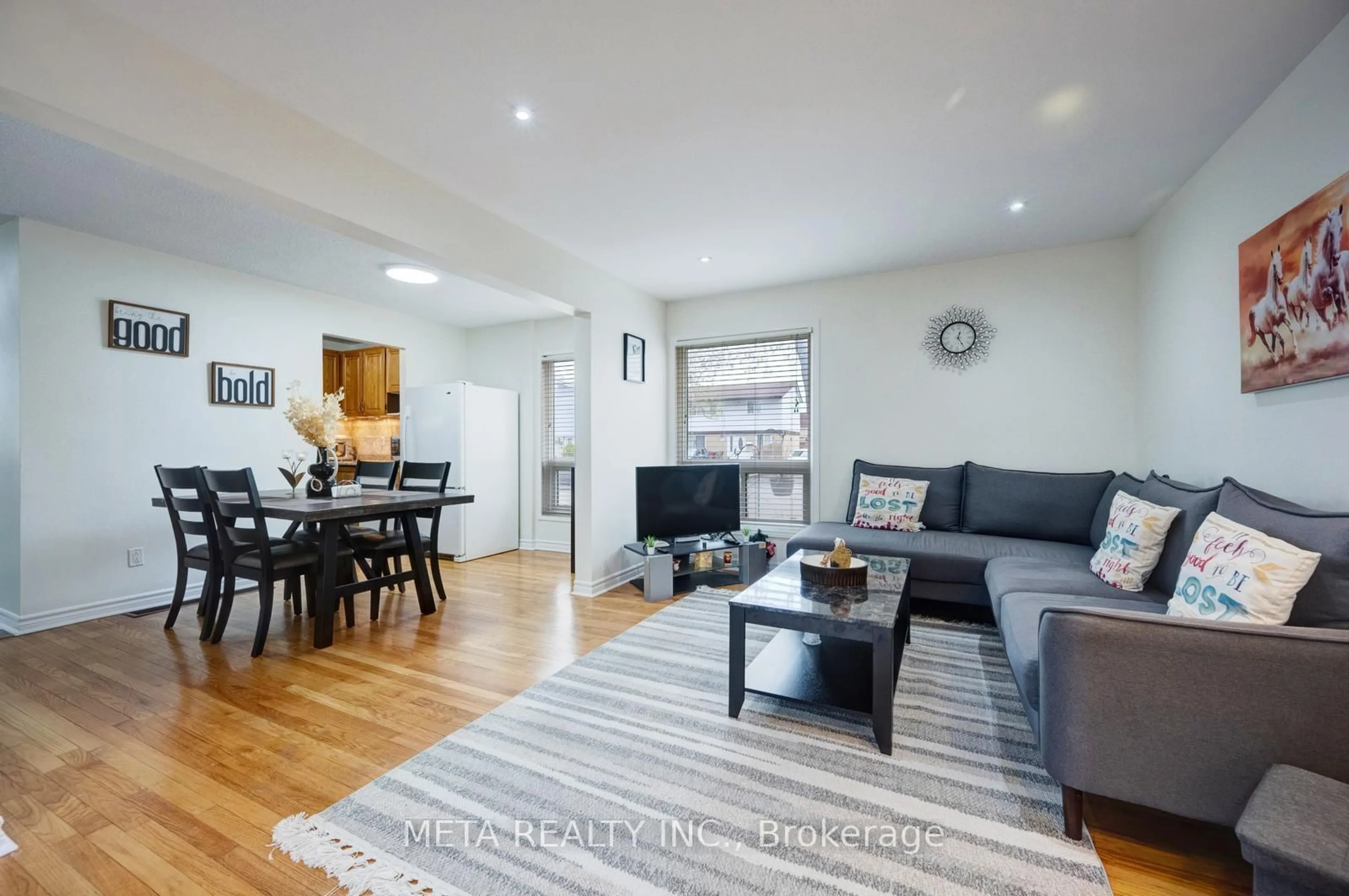 Living room with furniture, wood/laminate floor for 24 Horseshoe Crt, Brampton Ontario L6S 1S1