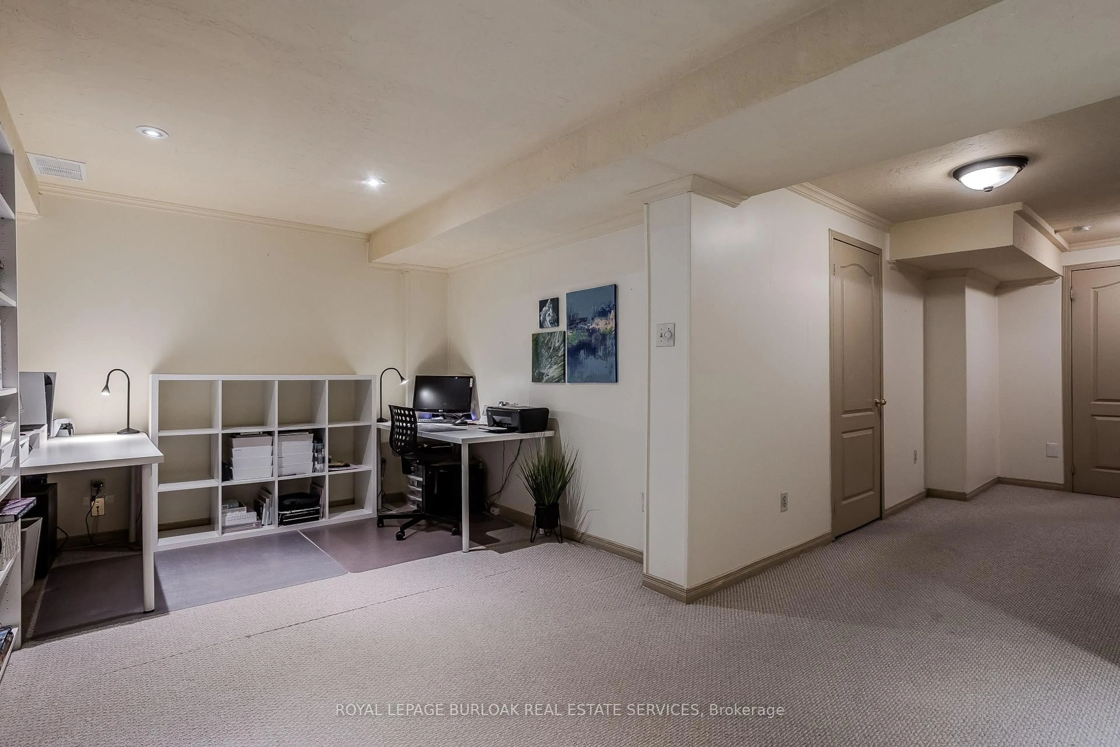 A pic of a room for 2022 Atkinson Dr #10, Burlington Ontario L7M 4H6