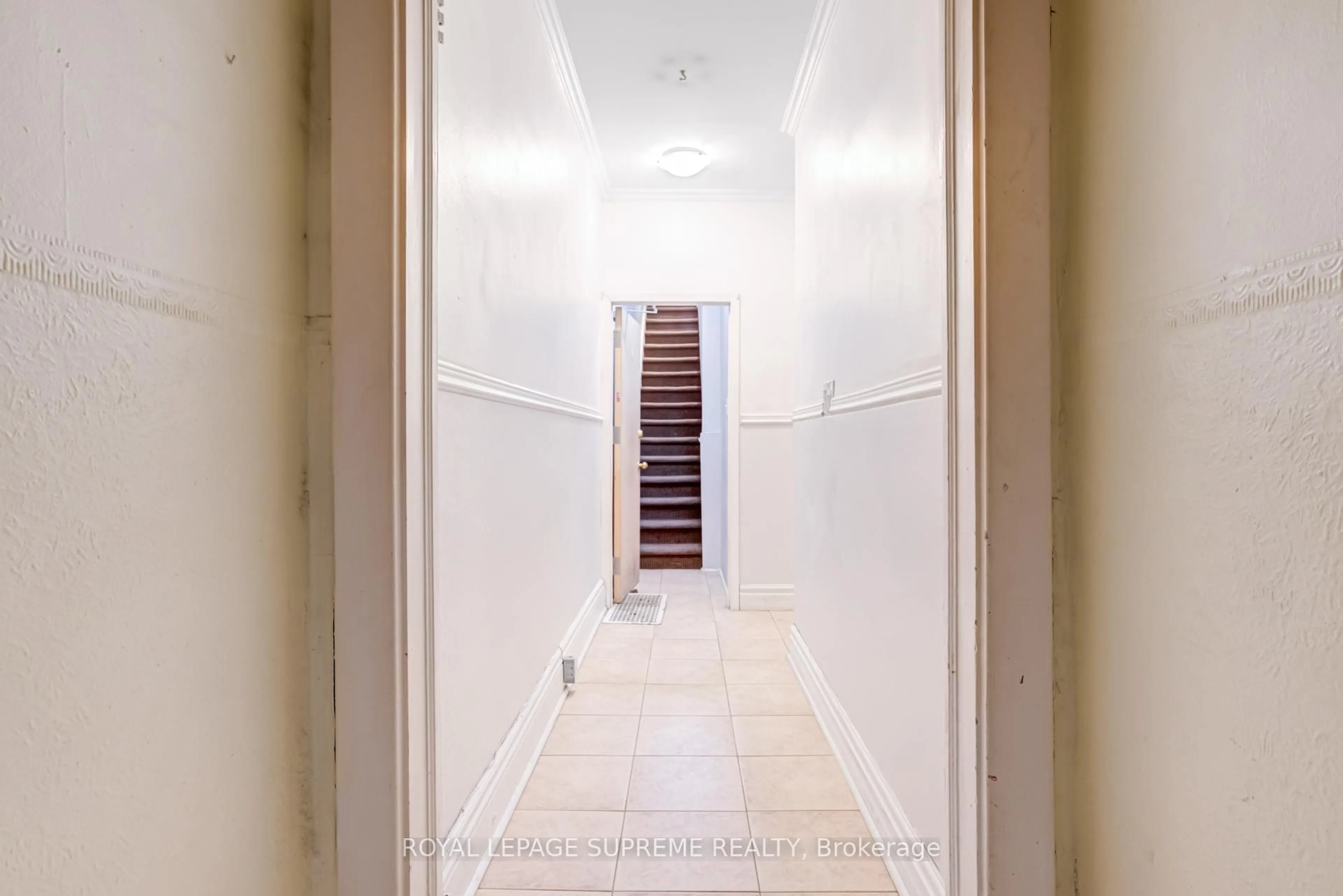 Indoor foyer for 443 Pacific Ave, Toronto Ontario M6P 2R3