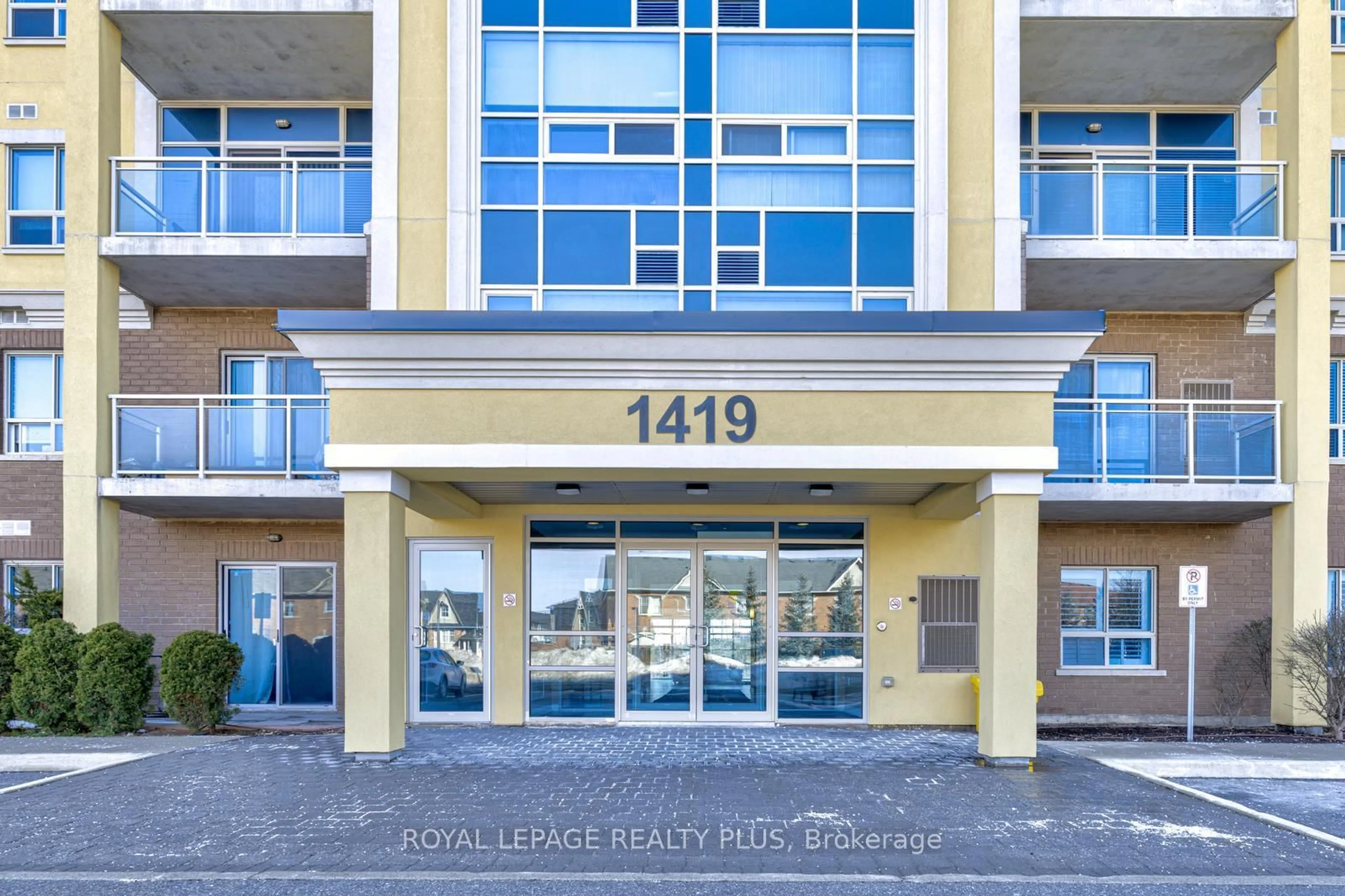 Indoor foyer for 1419 Costigan Rd #208, Milton Ontario L9T 2L4