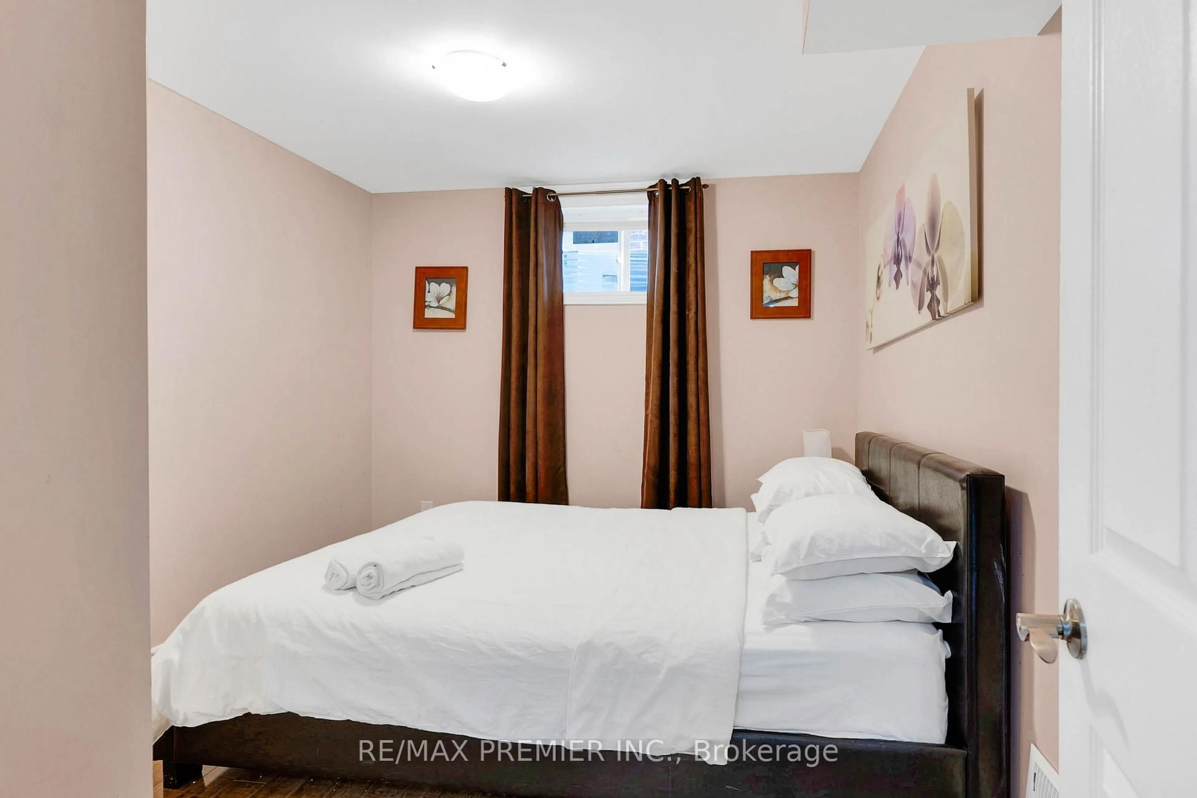 Bedroom with bed, unknown for 9 Twistleton St, Caledon Ontario L7C 2H1