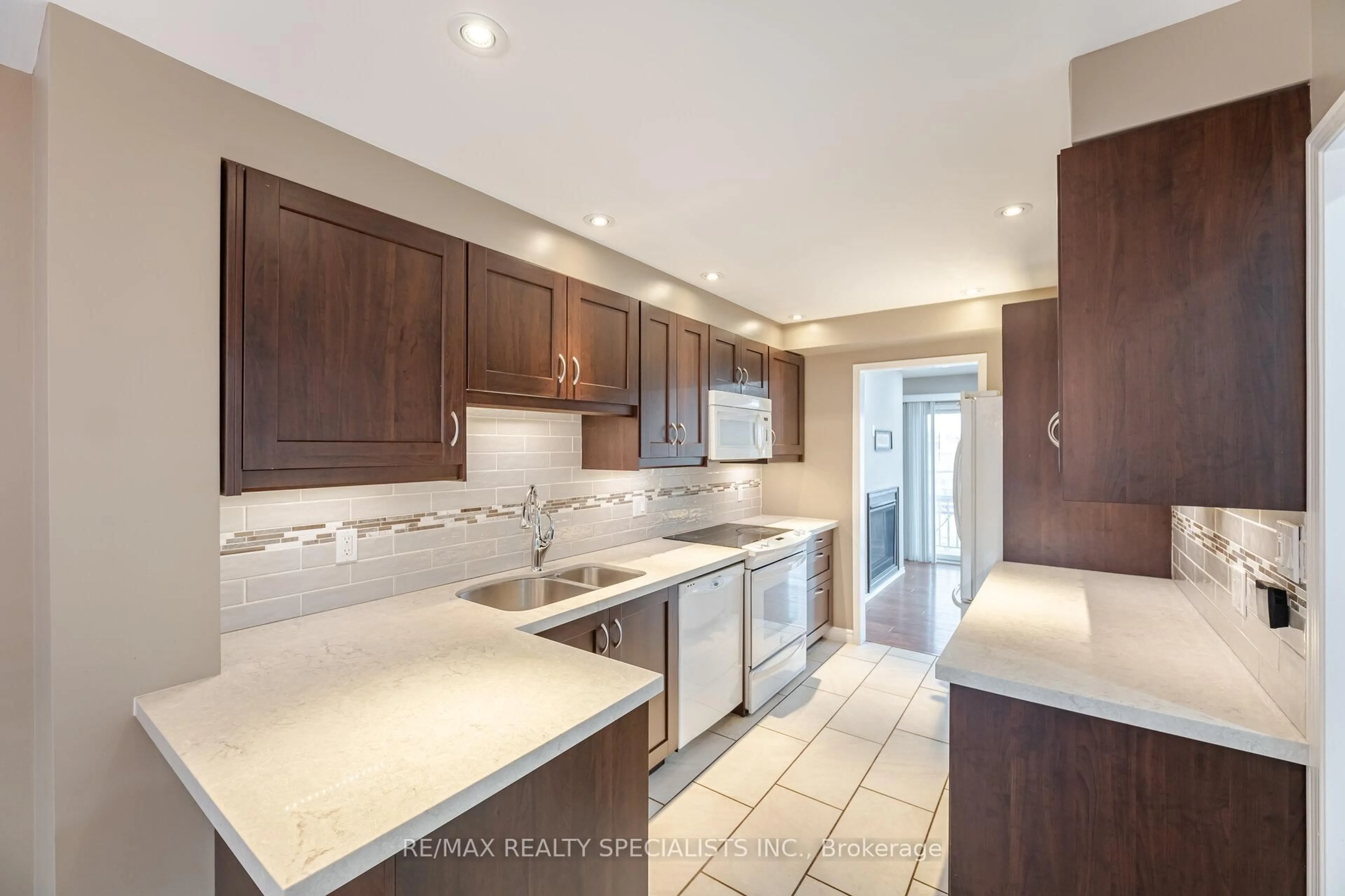 Open concept kitchen, ceramic/tile floor for 6578 Lisgar Dr #DR, Mississauga Ontario L5N 6W1