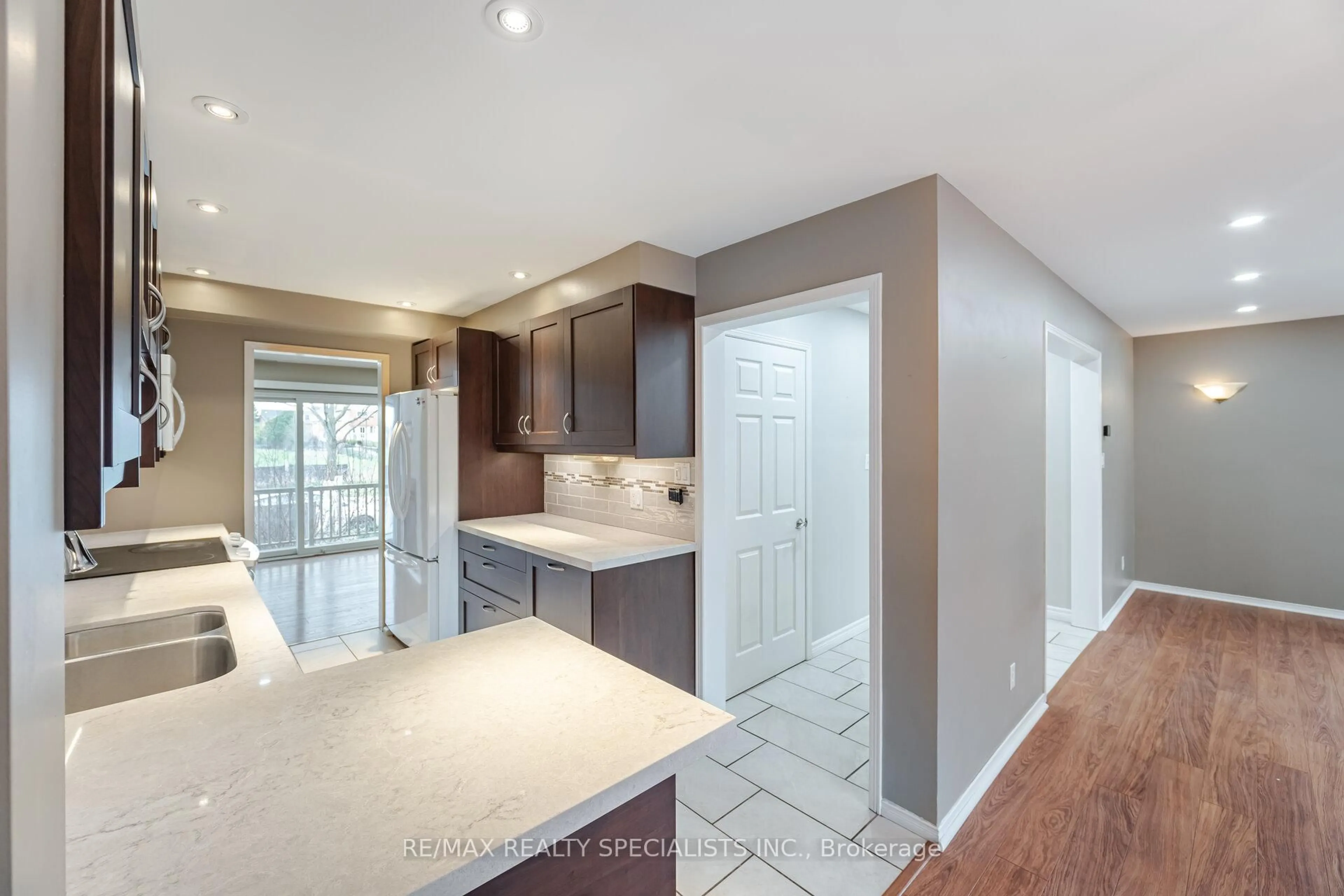 Open concept kitchen, ceramic/tile floor for 6578 Lisgar Dr, Mississauga Ontario L5N 6W1