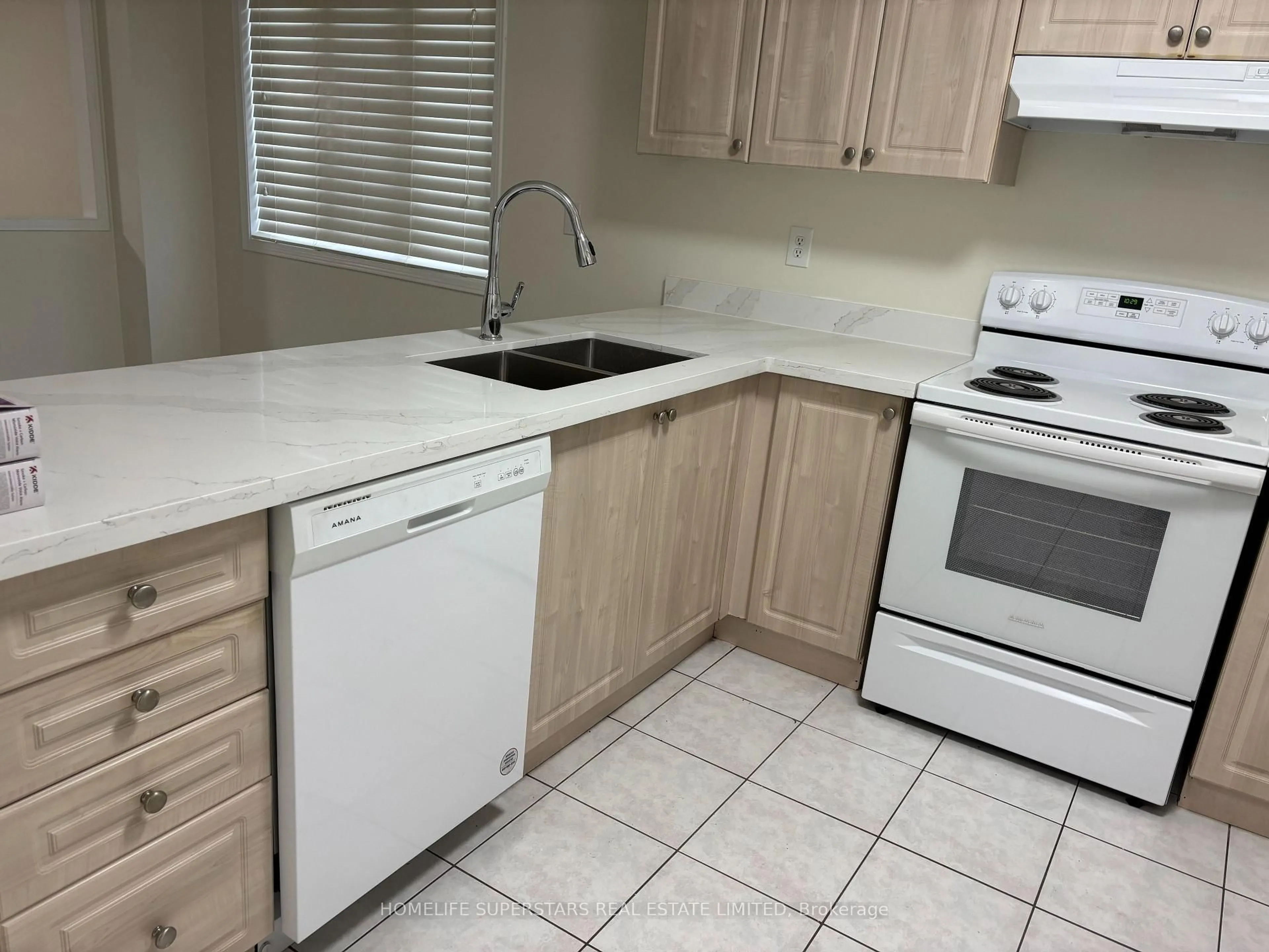 Standard kitchen, unknown for 3079 Turbine Cres, Mississauga Ontario L5M 6X1
