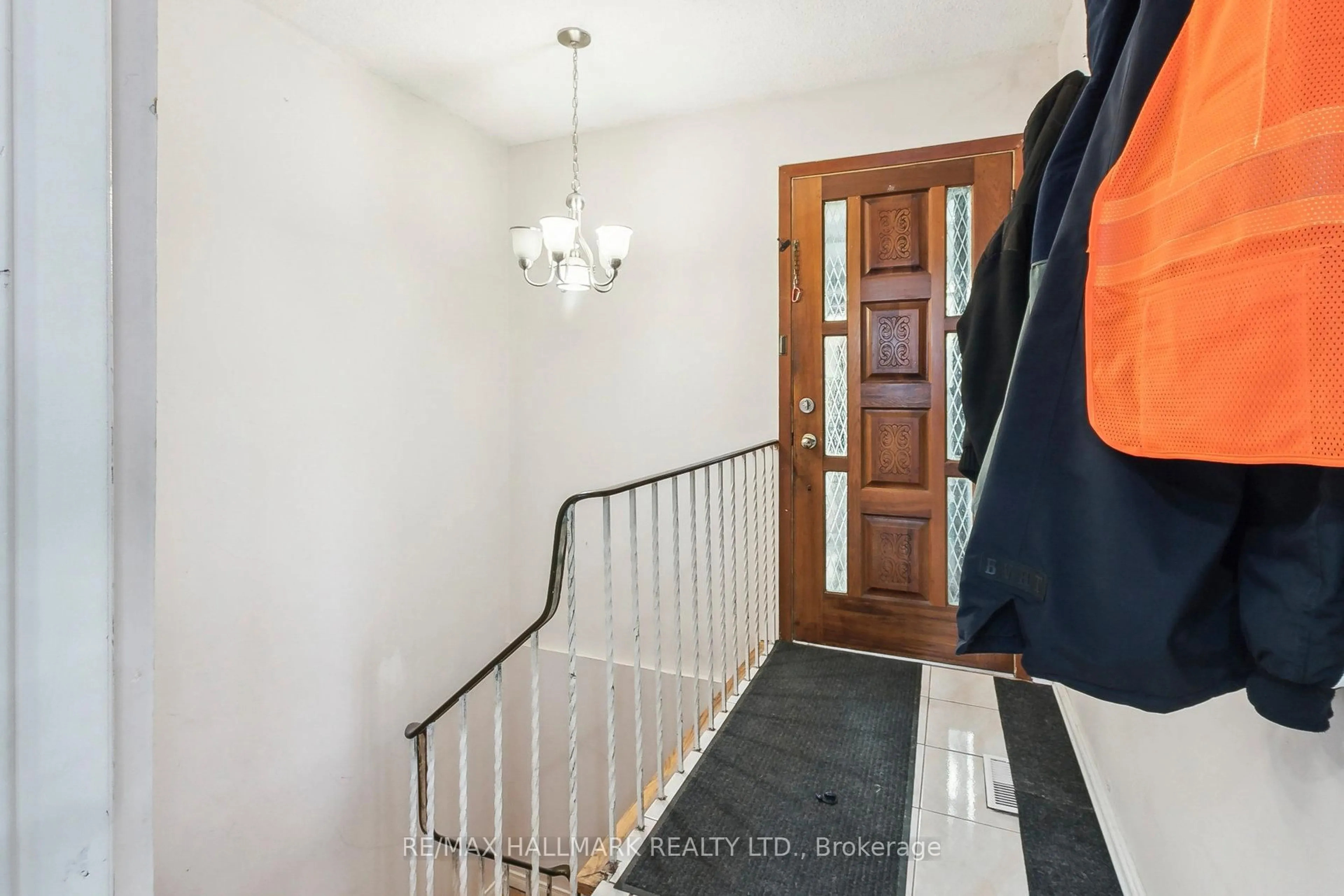 Indoor foyer for 70 Alicewood Crt, Toronto Ontario M9V 3Y5