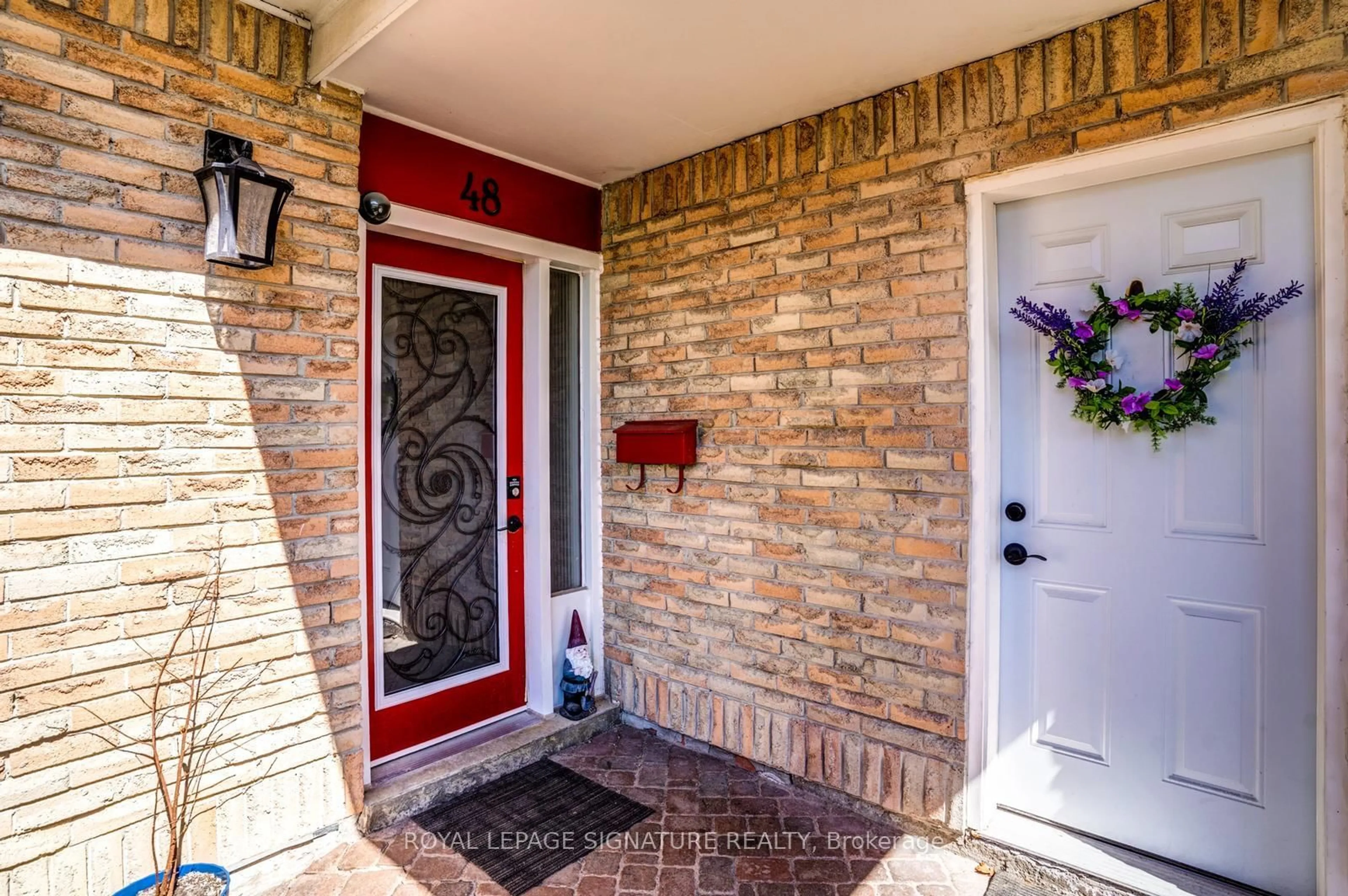 Indoor entryway for 48 Lawndale Cres, Brampton Ontario L6S 3L4