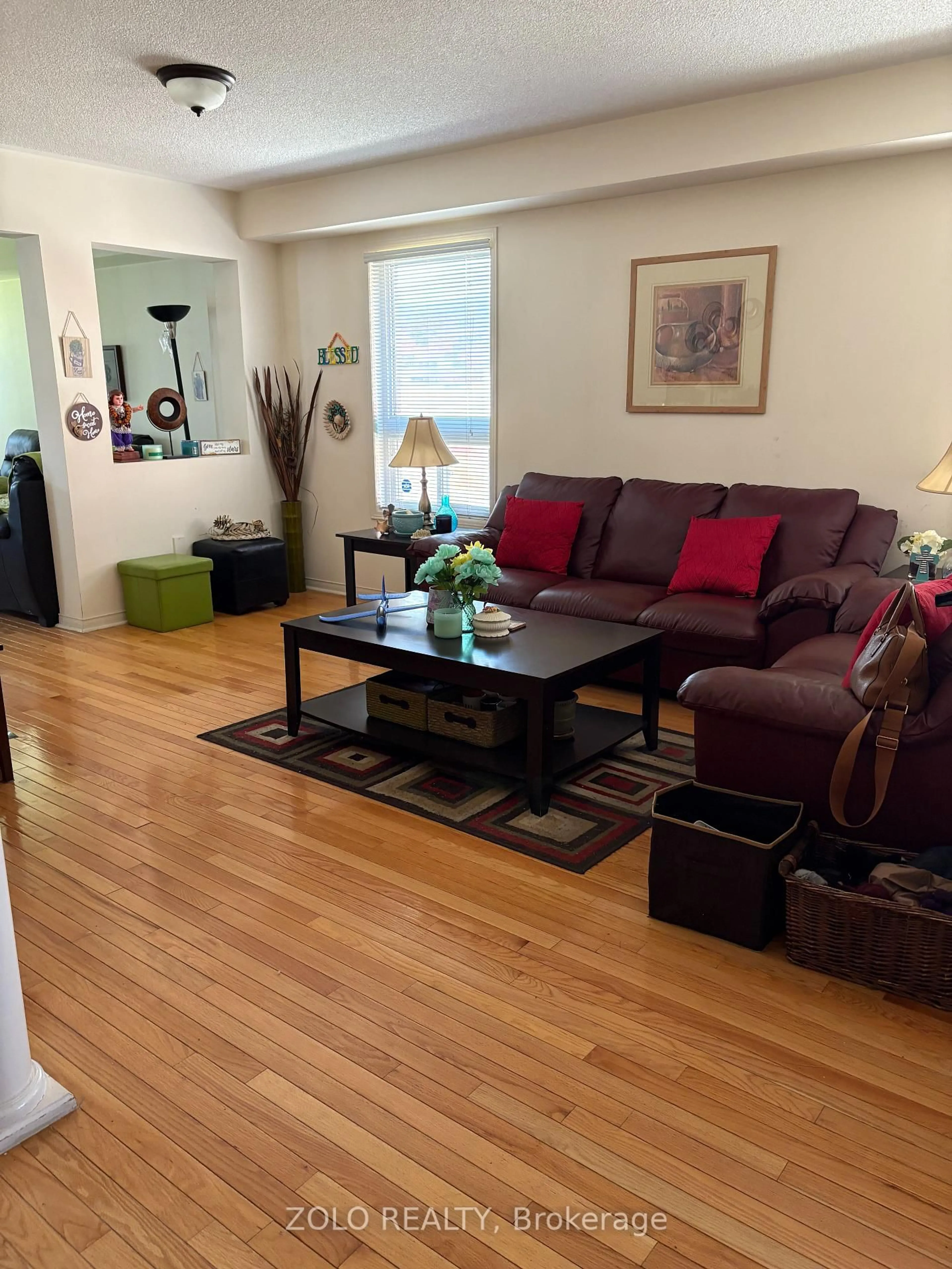Living room with furniture, wood/laminate floor for 427 Huntington Ridge Dr, Mississauga Ontario L5R 1P3