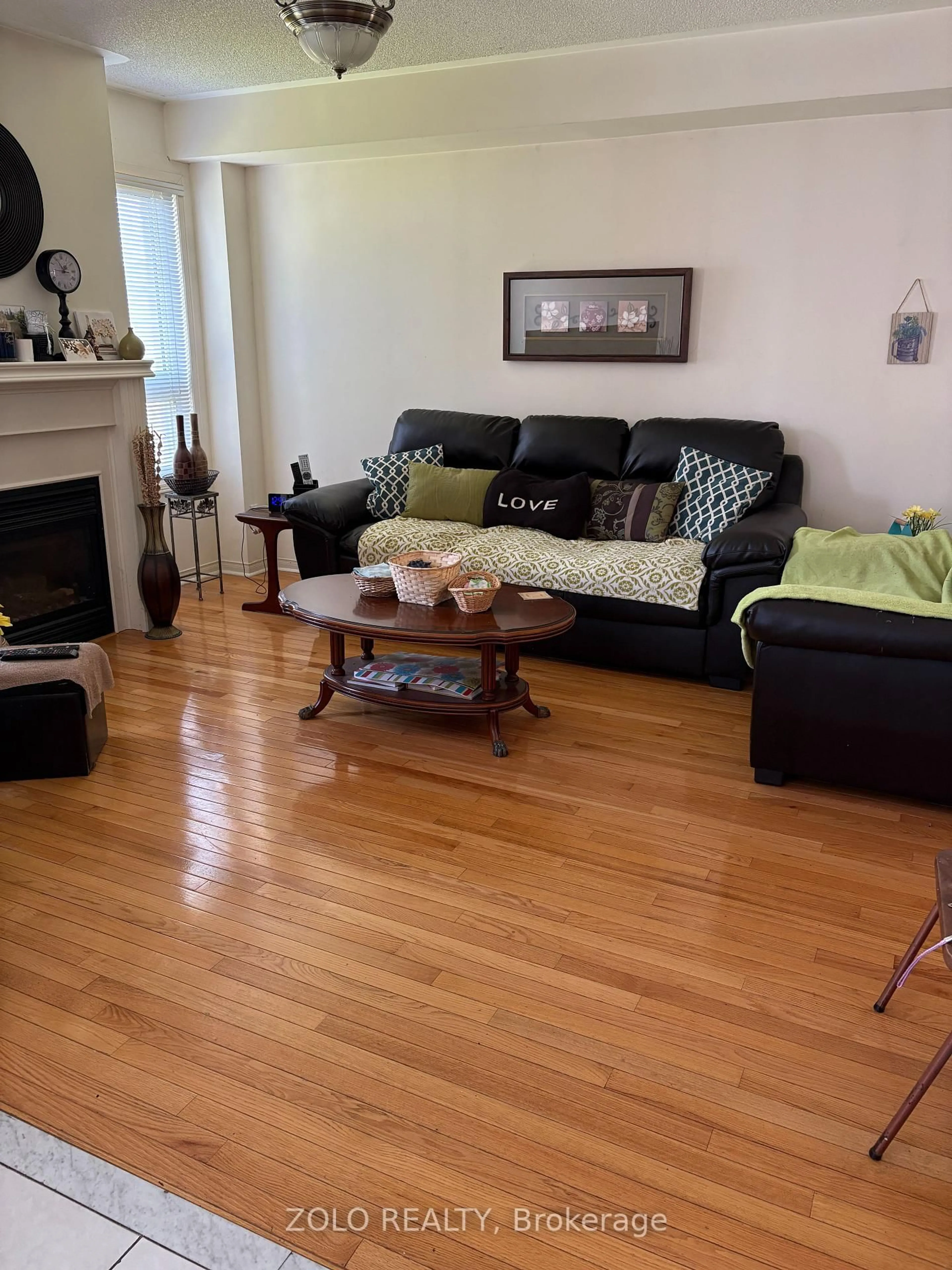 Living room with furniture, wood/laminate floor for 427 Huntington Ridge Dr, Mississauga Ontario L5R 1P3