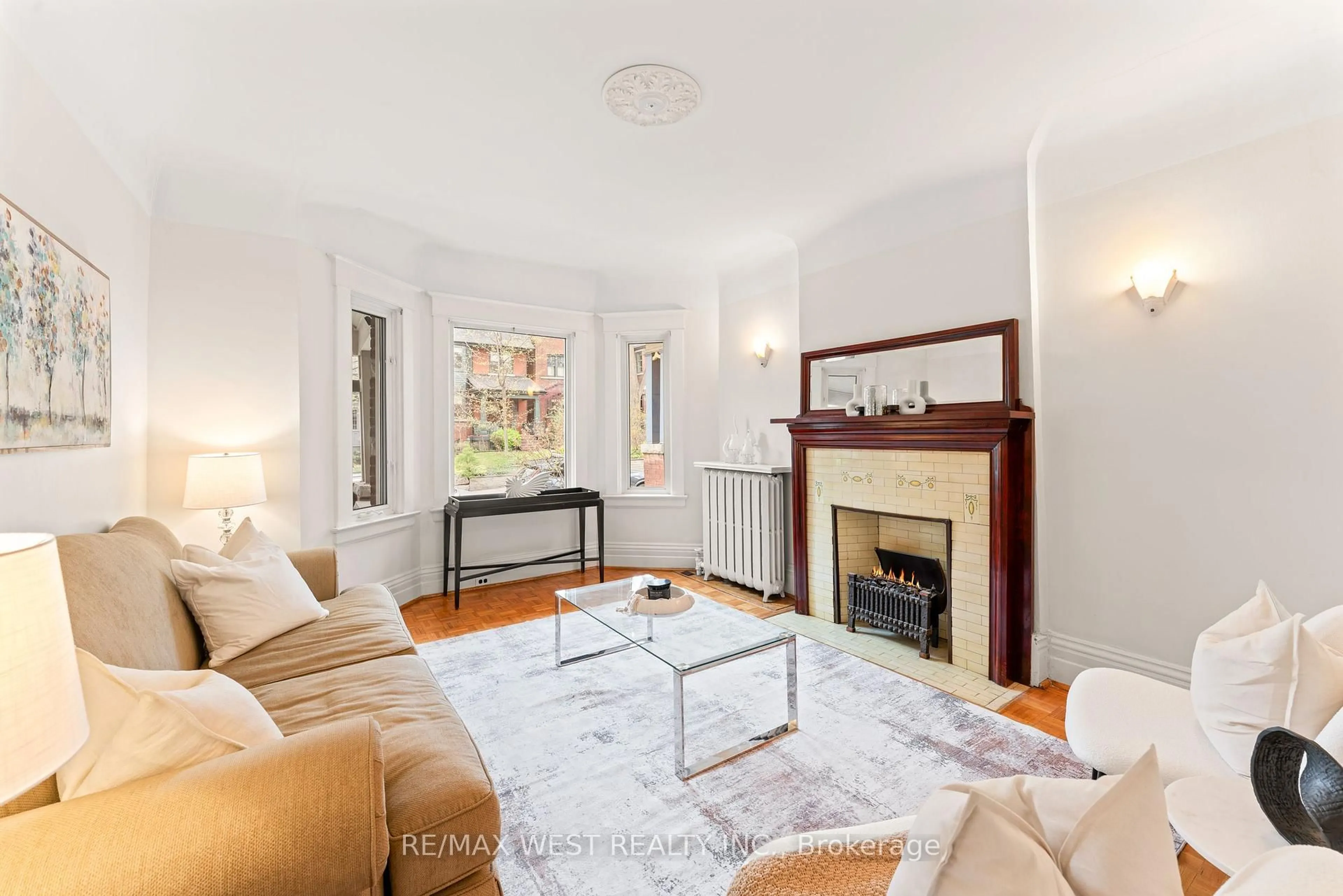 Living room with furniture, unknown for 345 Sunnyside Ave, Toronto Ontario M6R 2R7