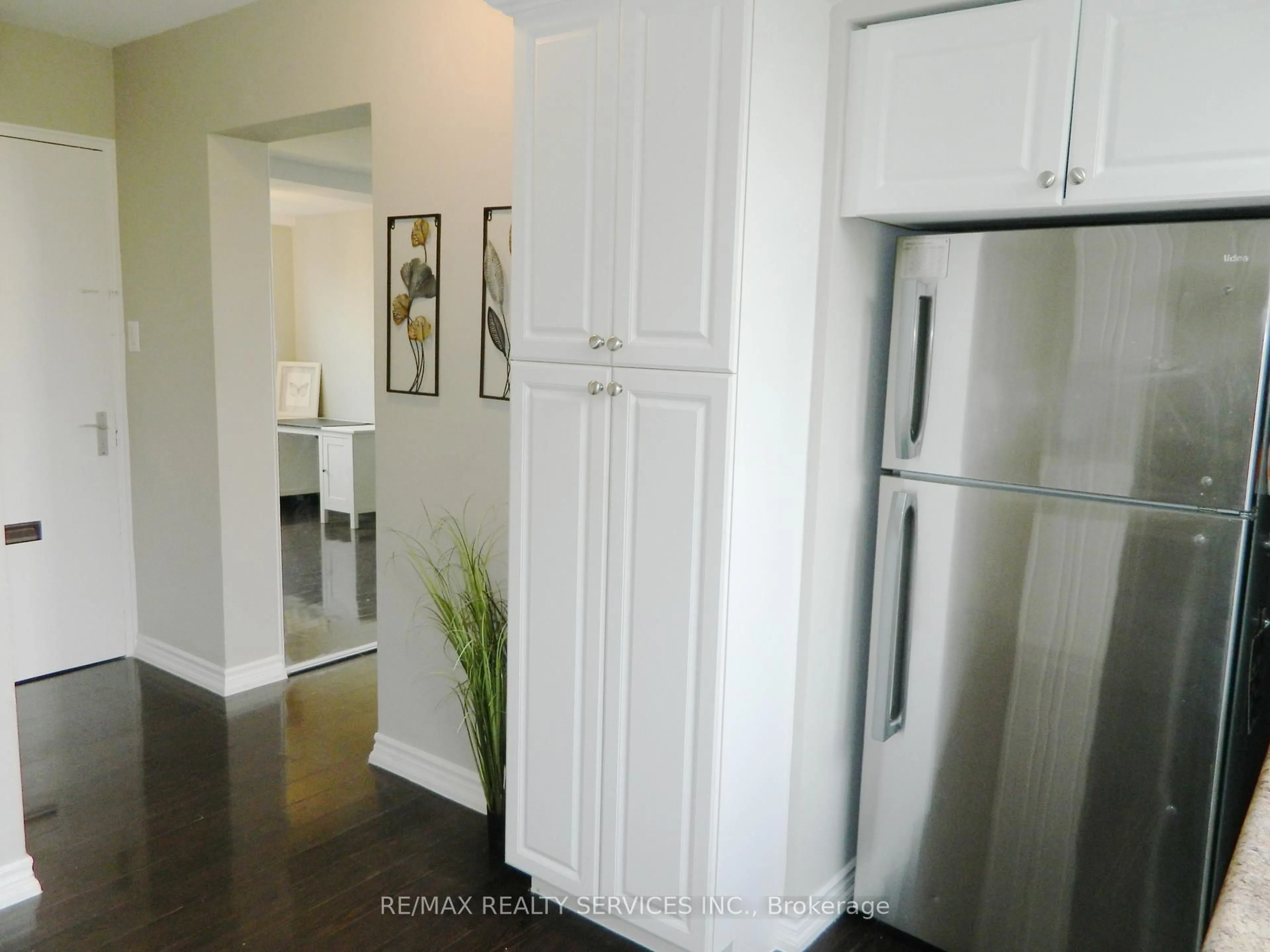 Indoor entryway for 188 Mill St #417, Brampton Ontario L6Y 1T8