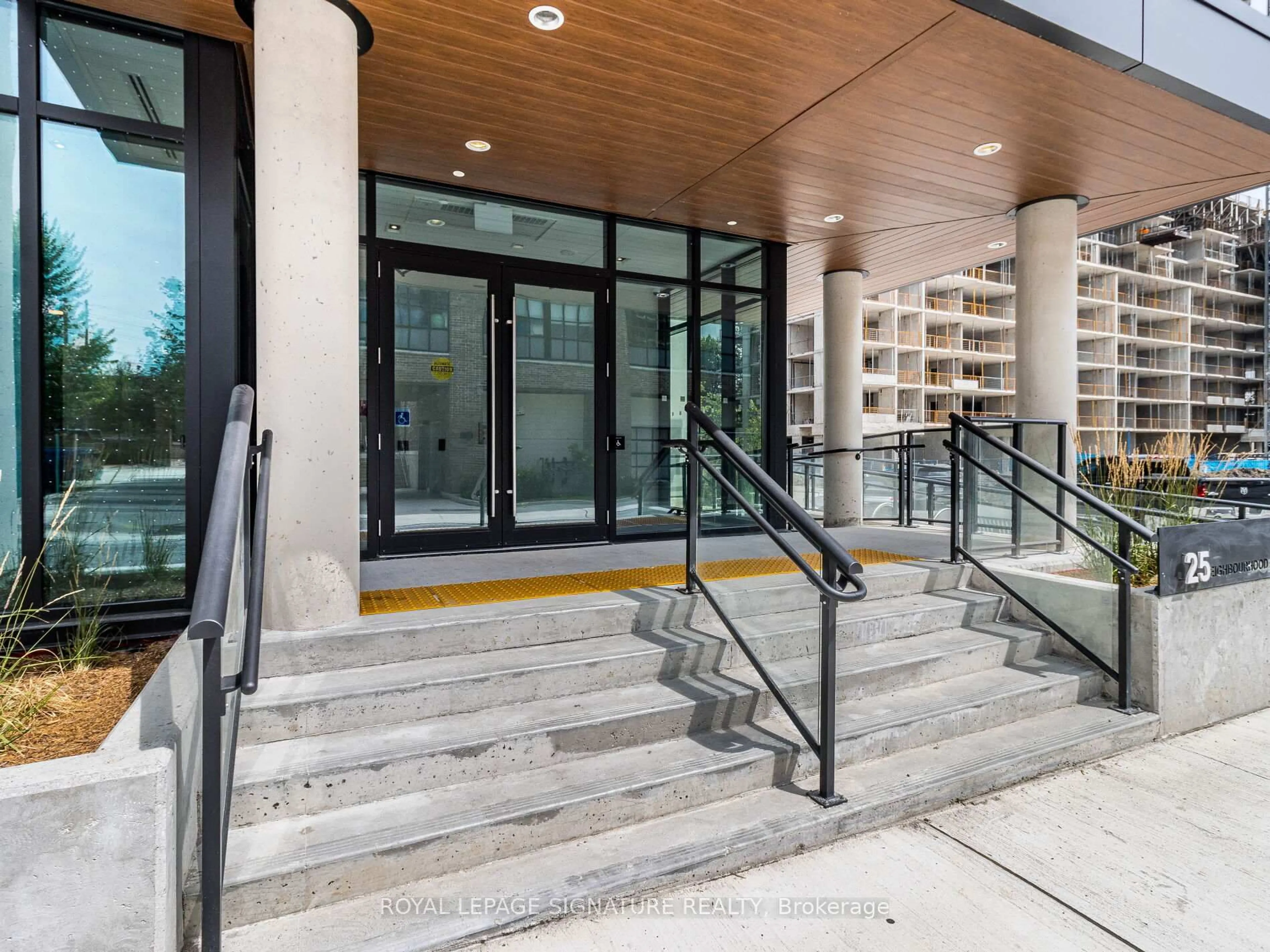 Indoor foyer for 25 Neighbourhood Lane #608, Toronto Ontario M9Y 0C4