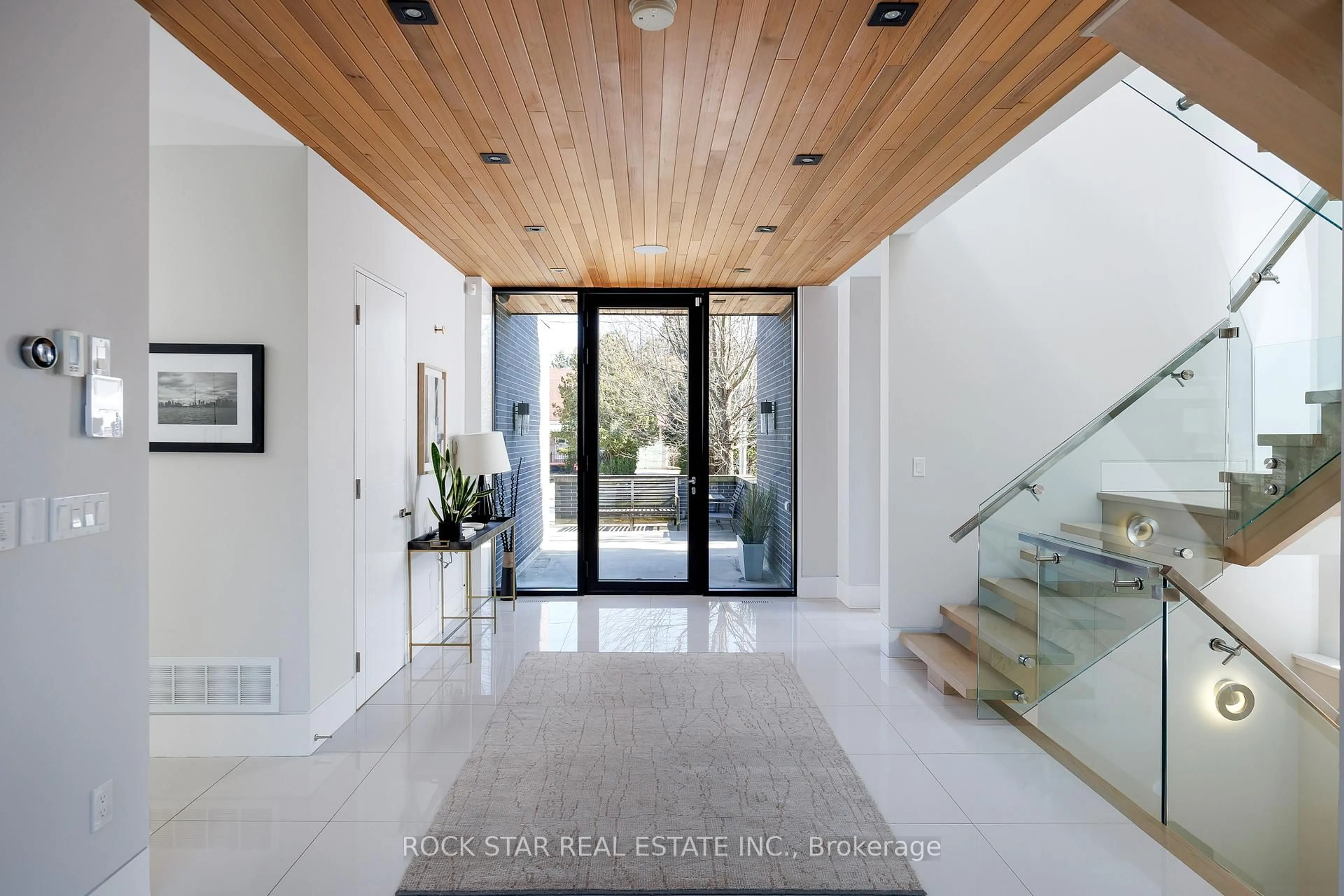 Indoor entryway for 539 Jeanette Dr, Oakville Ontario L6K 1M9