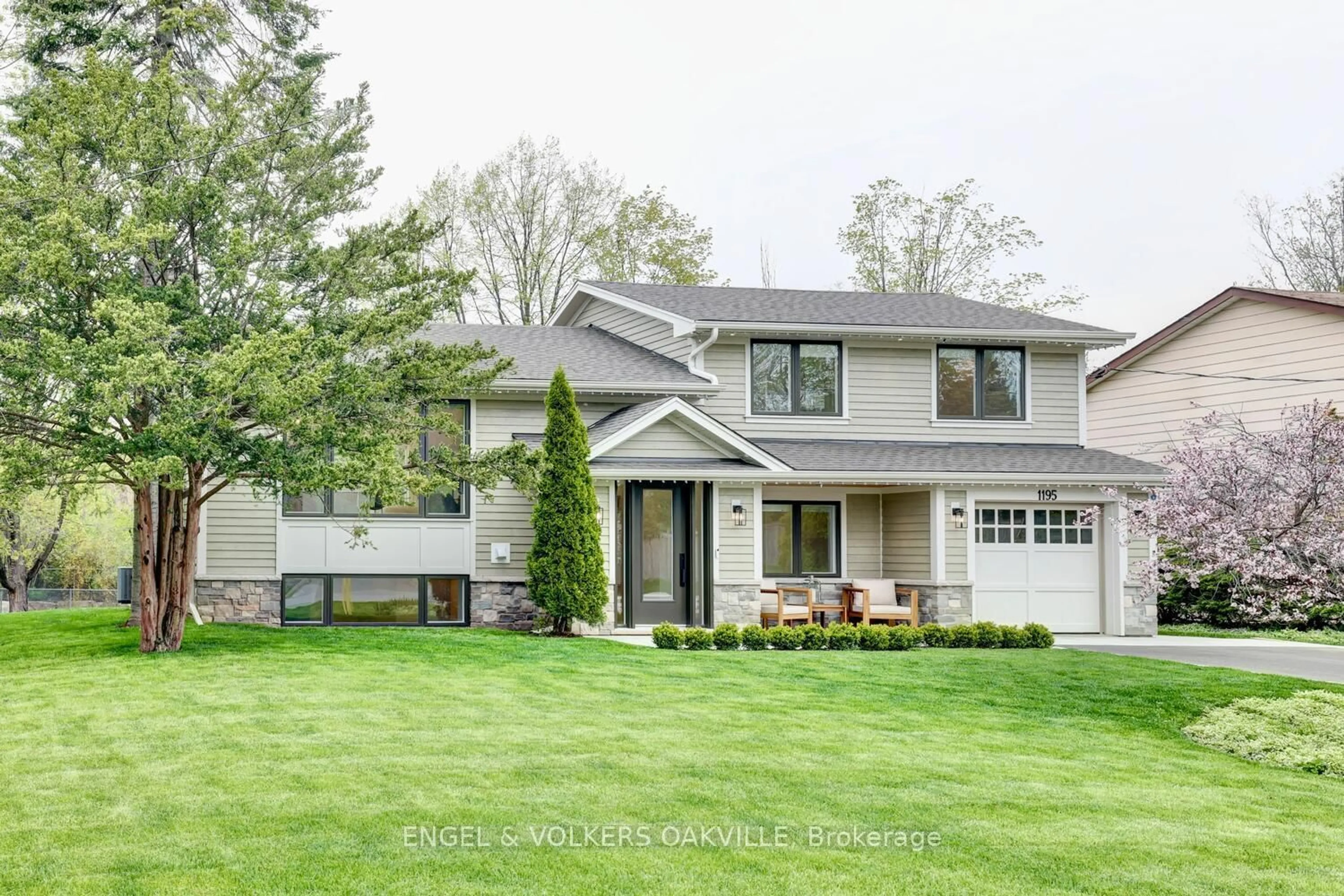 Home with vinyl exterior material, street for 1195 Willowbrook Dr, Oakville Ontario L6L 2J9