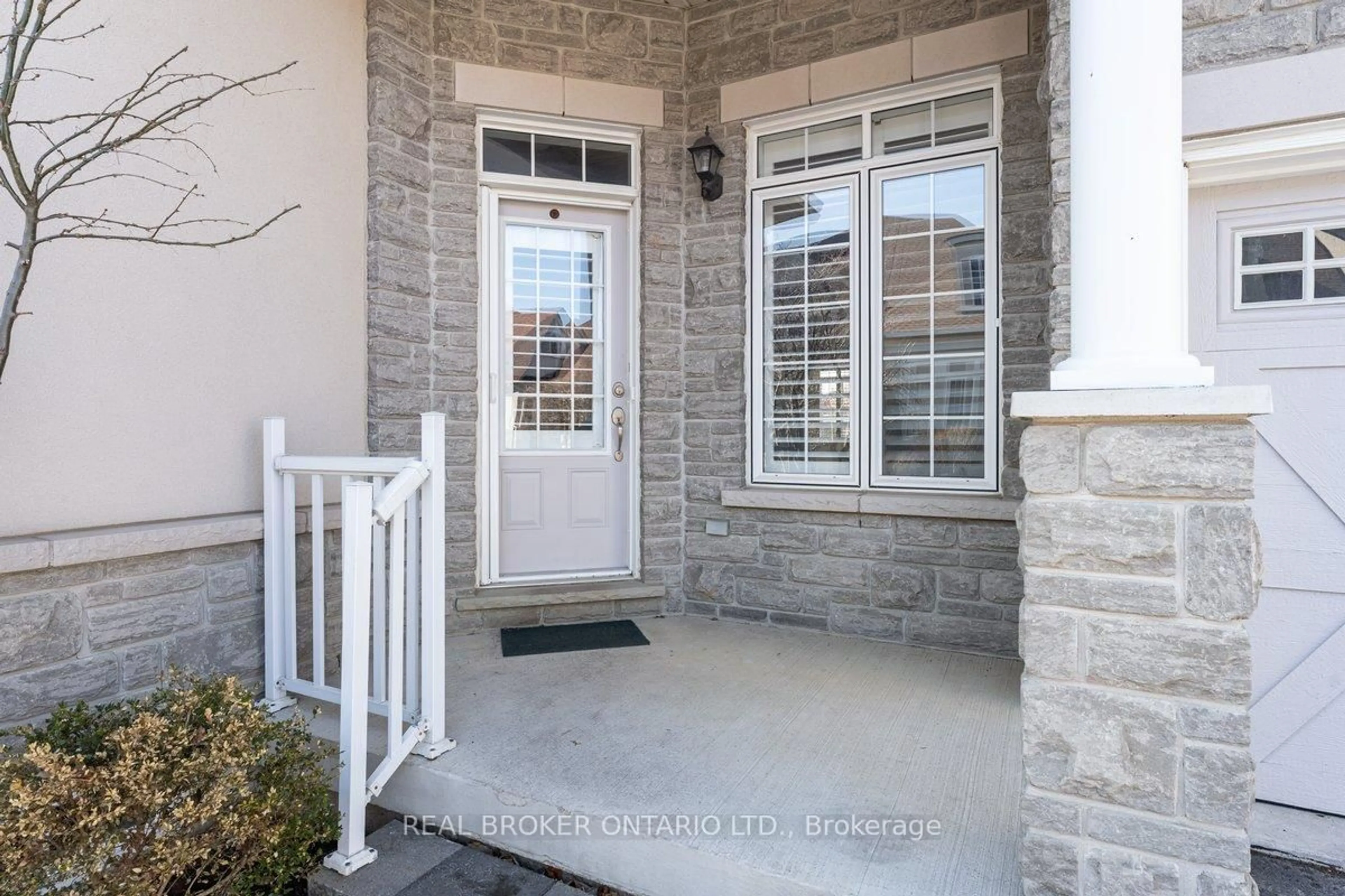 Indoor entryway for 60 Garrison Sq, Halton Hills Ontario L7G 0B9