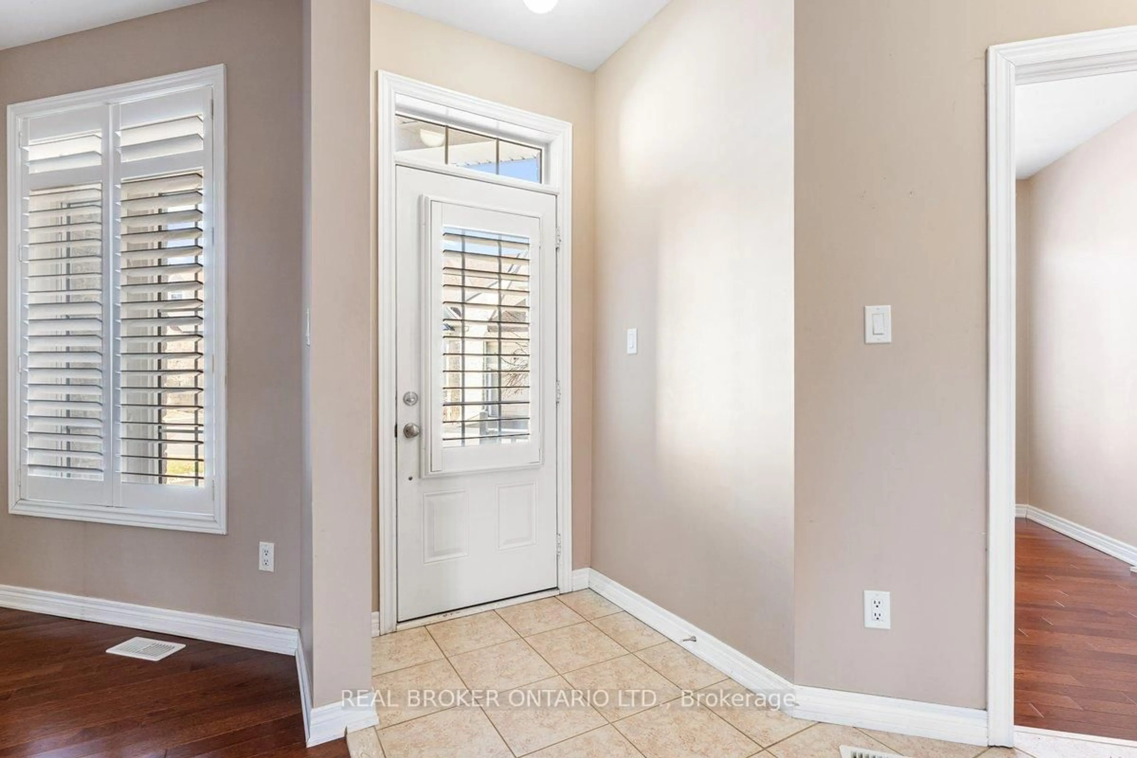 Indoor entryway for 60 Garrison Sq, Halton Hills Ontario L7G 0B9