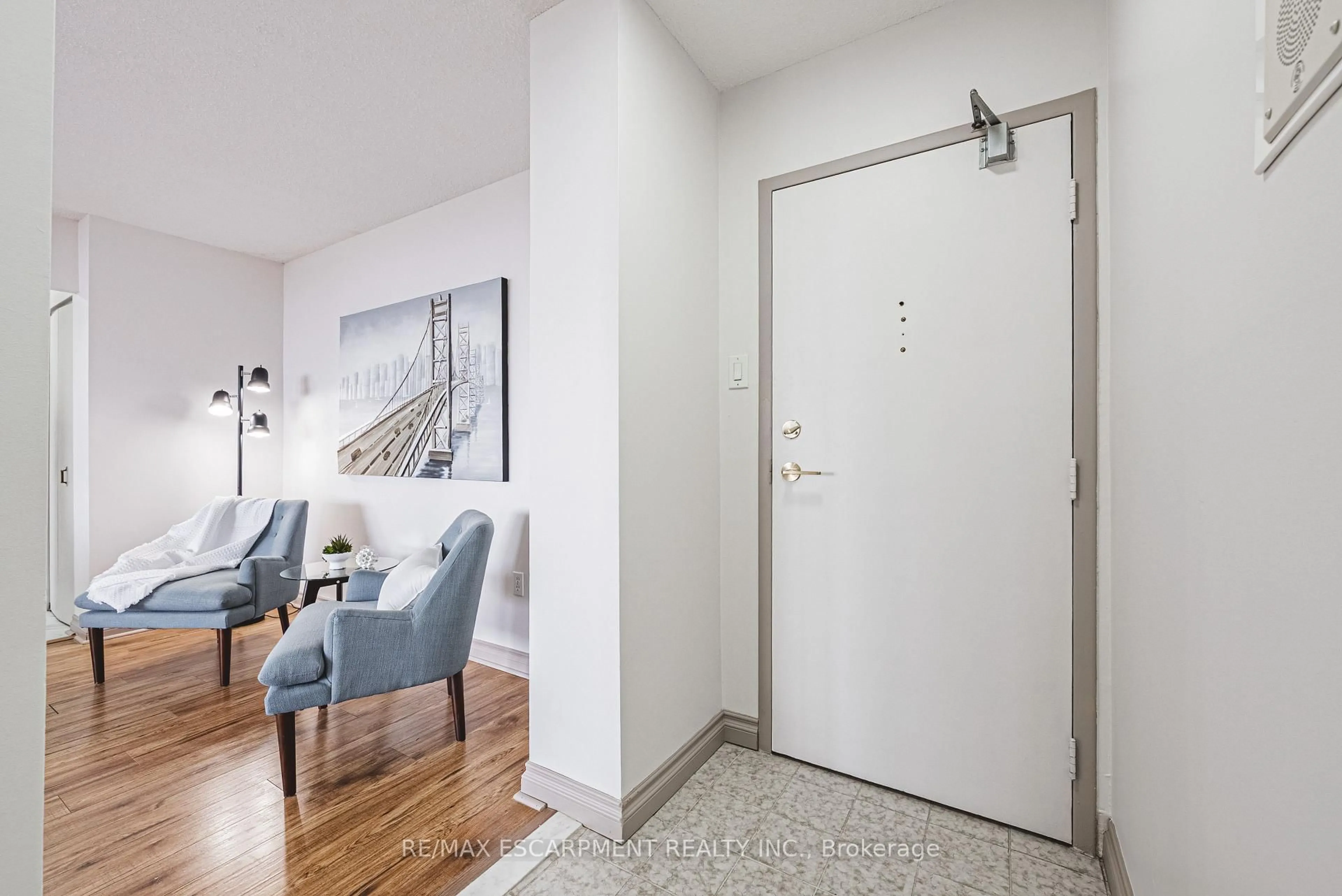 Indoor foyer for 2055 Upper Middle Rd #706, Burlington Ontario L7P 3P4