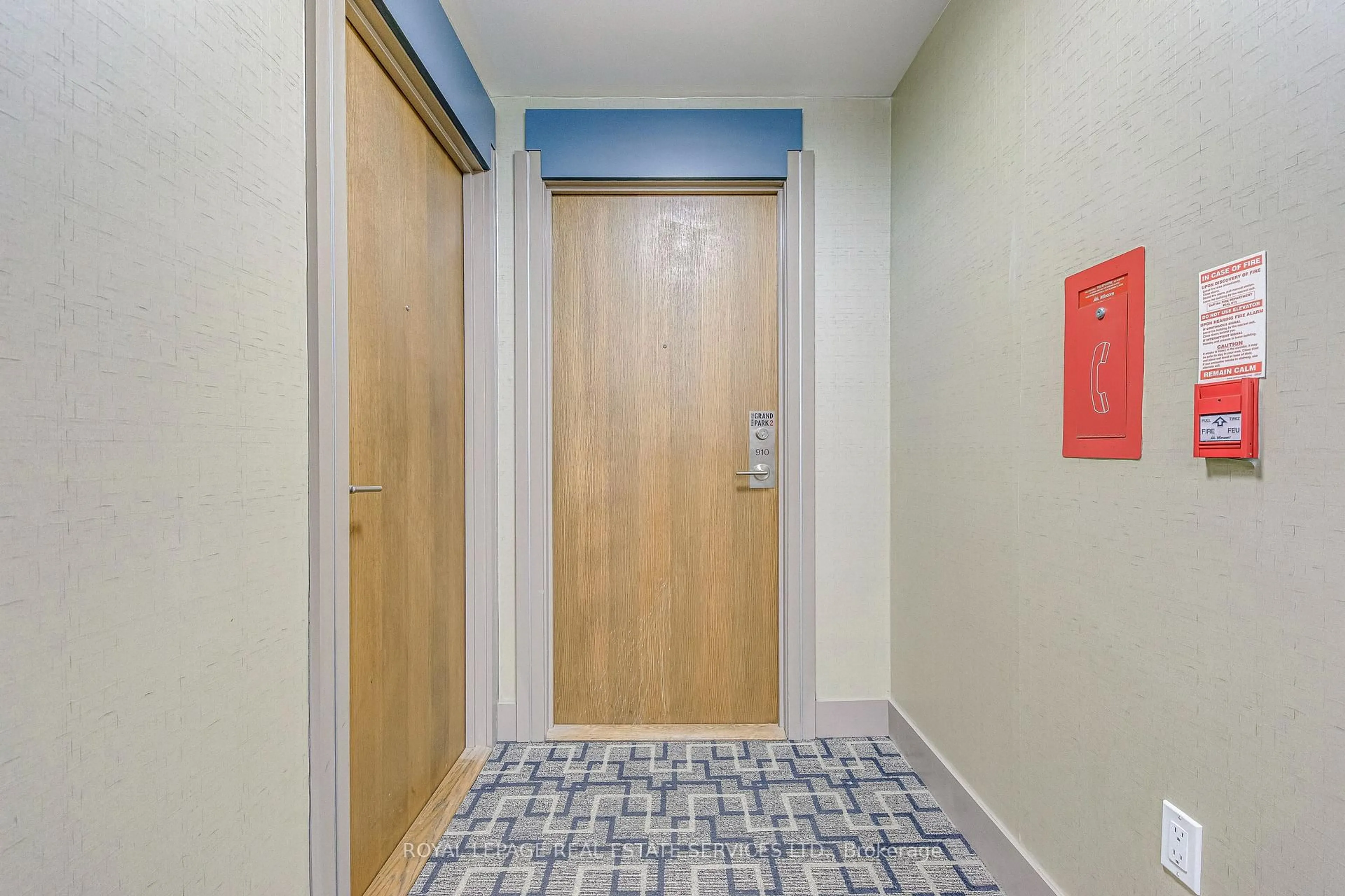 Indoor foyer for 3975 Grand Park Dr #910, Mississauga Ontario L5B 4M6