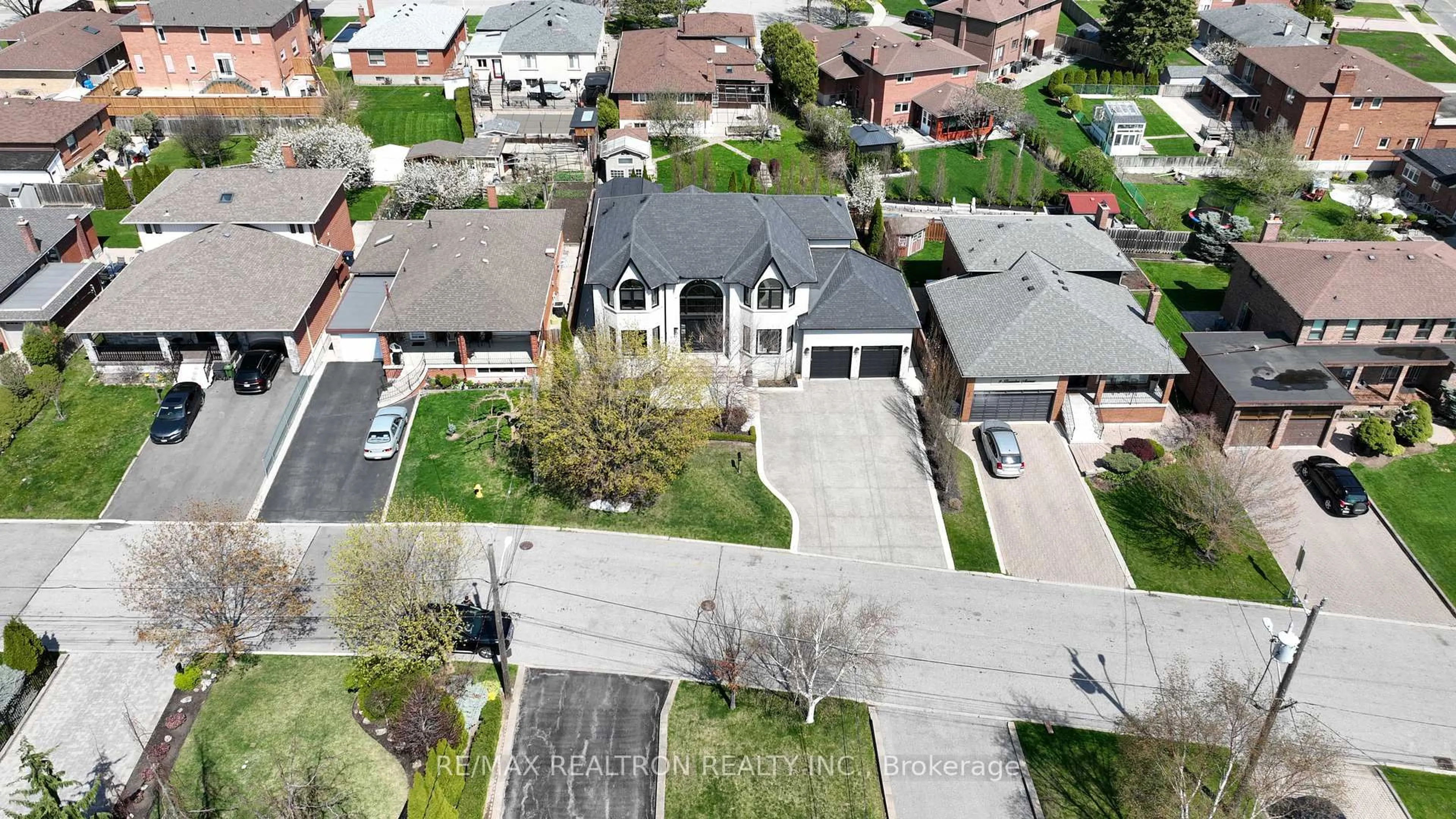 A pic from outside/outdoor area/front of a property/back of a property/a pic from drone, street for 13 Bourdon Ave, Toronto Ontario M6L 2Y7