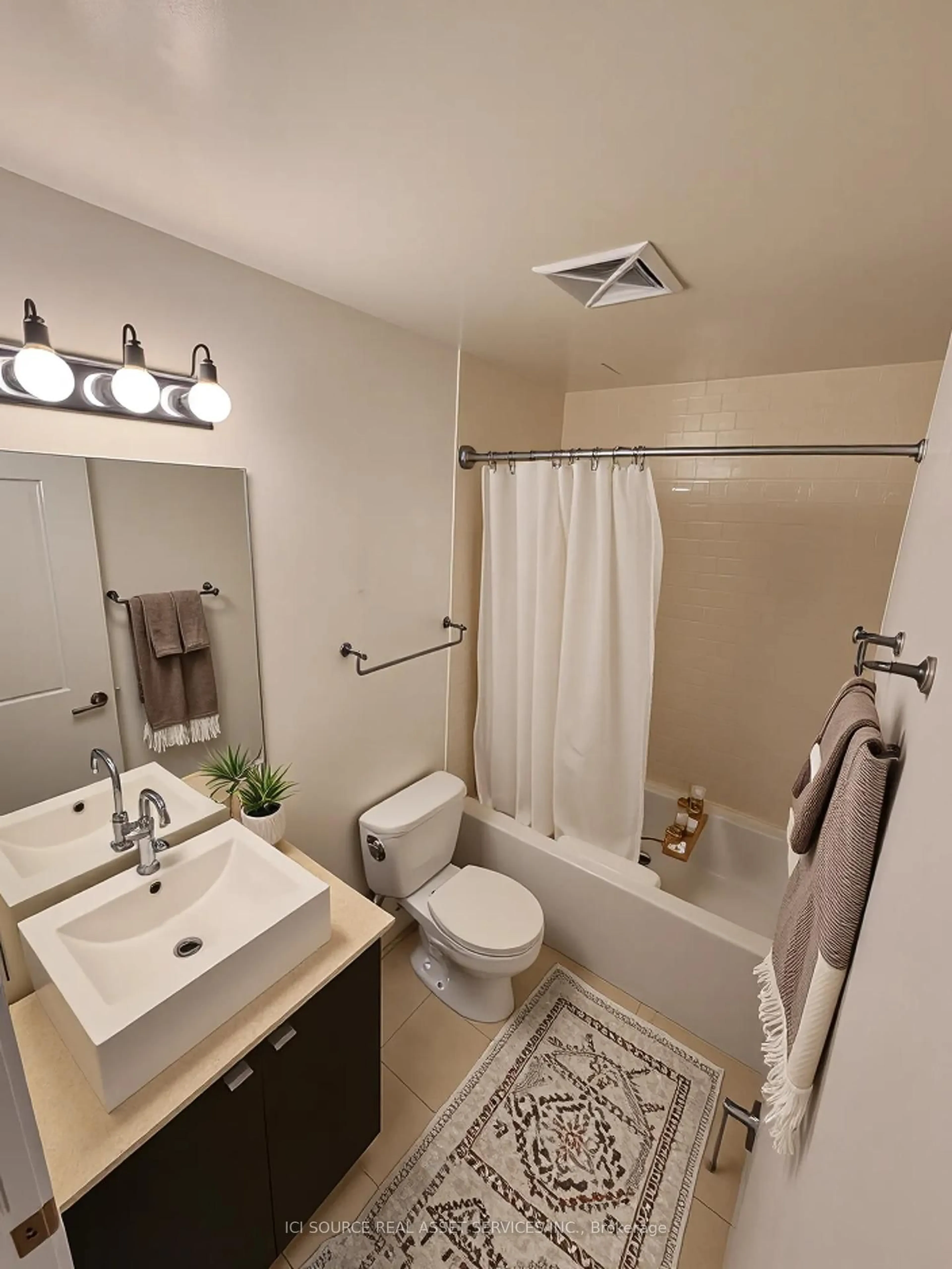 Standard bathroom, ceramic/tile floor for 103 The Queensway N/A #311, Toronto Ontario M6S 5B3