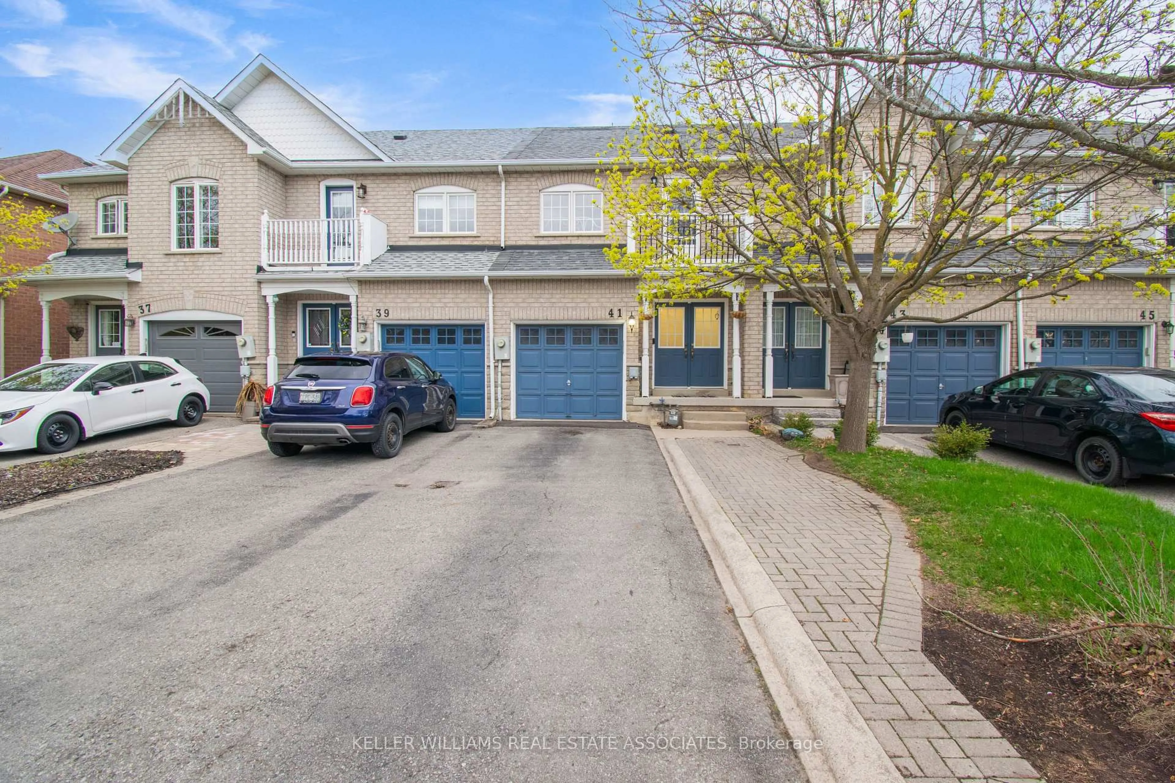 A pic from outside/outdoor area/front of a property/back of a property/a pic from drone, street for 41 Dominion Gardens Dr, Halton Hills Ontario L7G 6A9