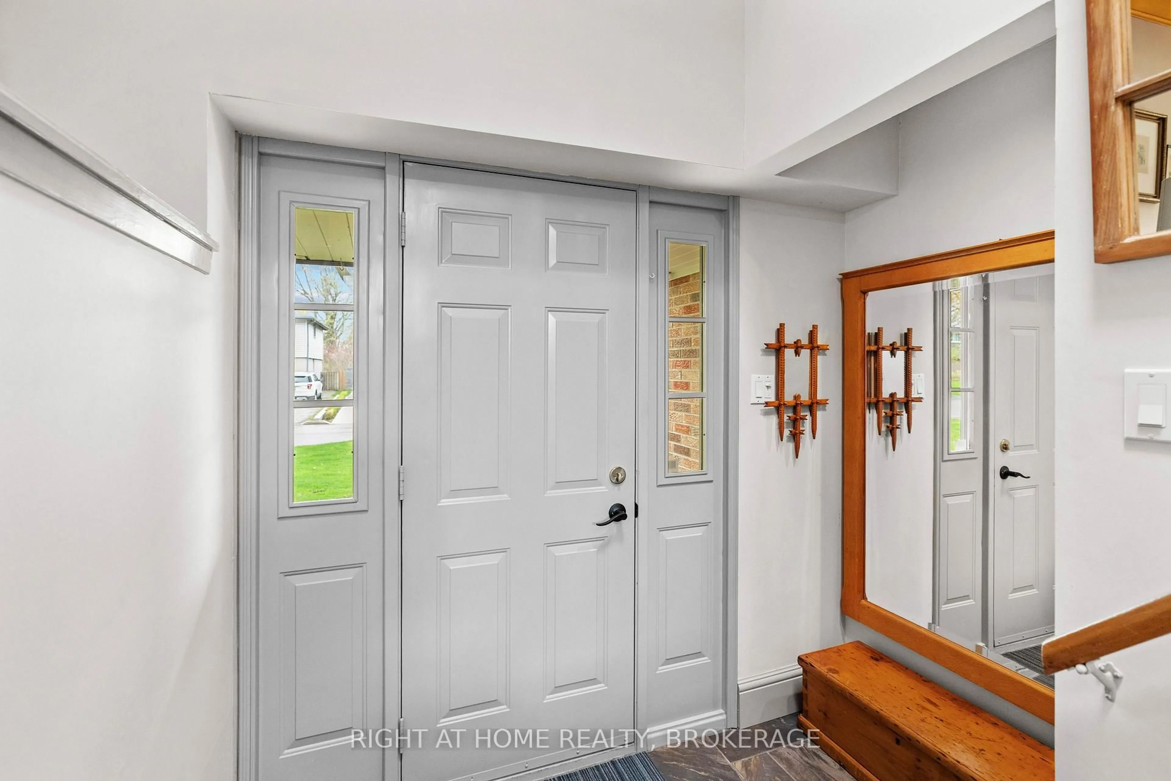 Indoor entryway for 508 Kenmarr Cres, Burlington Ontario L7L 4R7