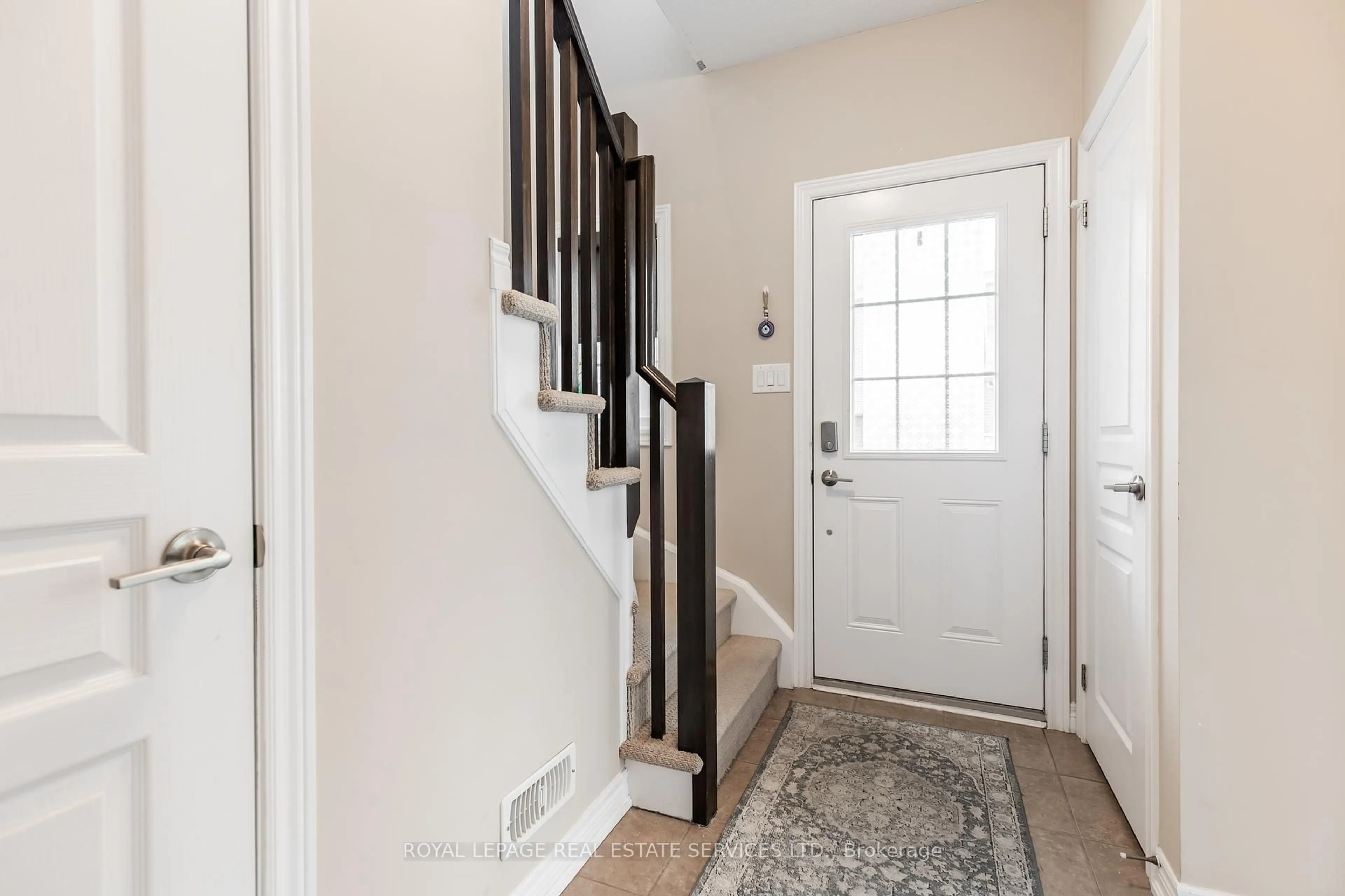 Indoor entryway for 1401 Plains Rd #116, Burlington Ontario L7R 0C2