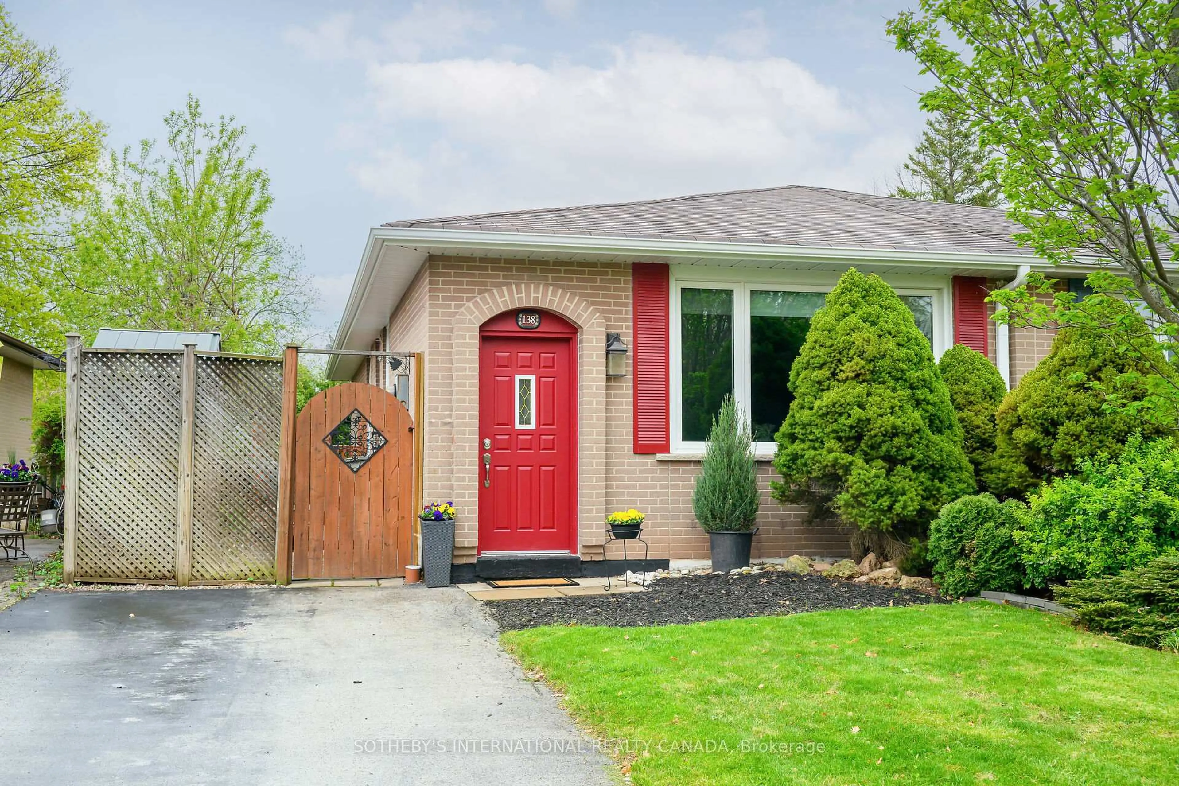 Home with brick exterior material, street for 138 Oakdale Dr, Oakville Ontario L6H 1J3