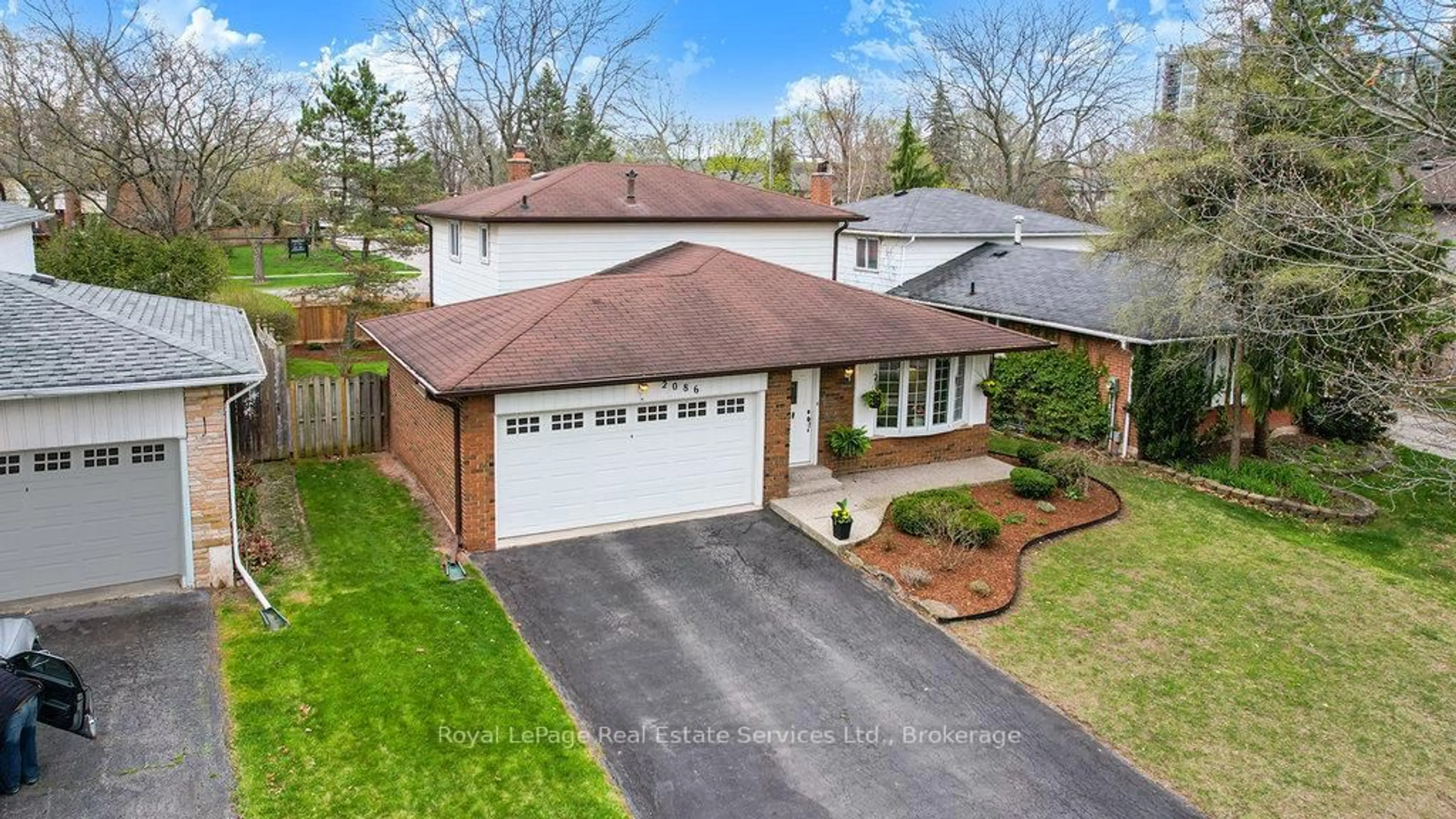 A pic from outside/outdoor area/front of a property/back of a property/a pic from drone, street for 2086 Thornlea Dr, Oakville Ontario L6L 1K6