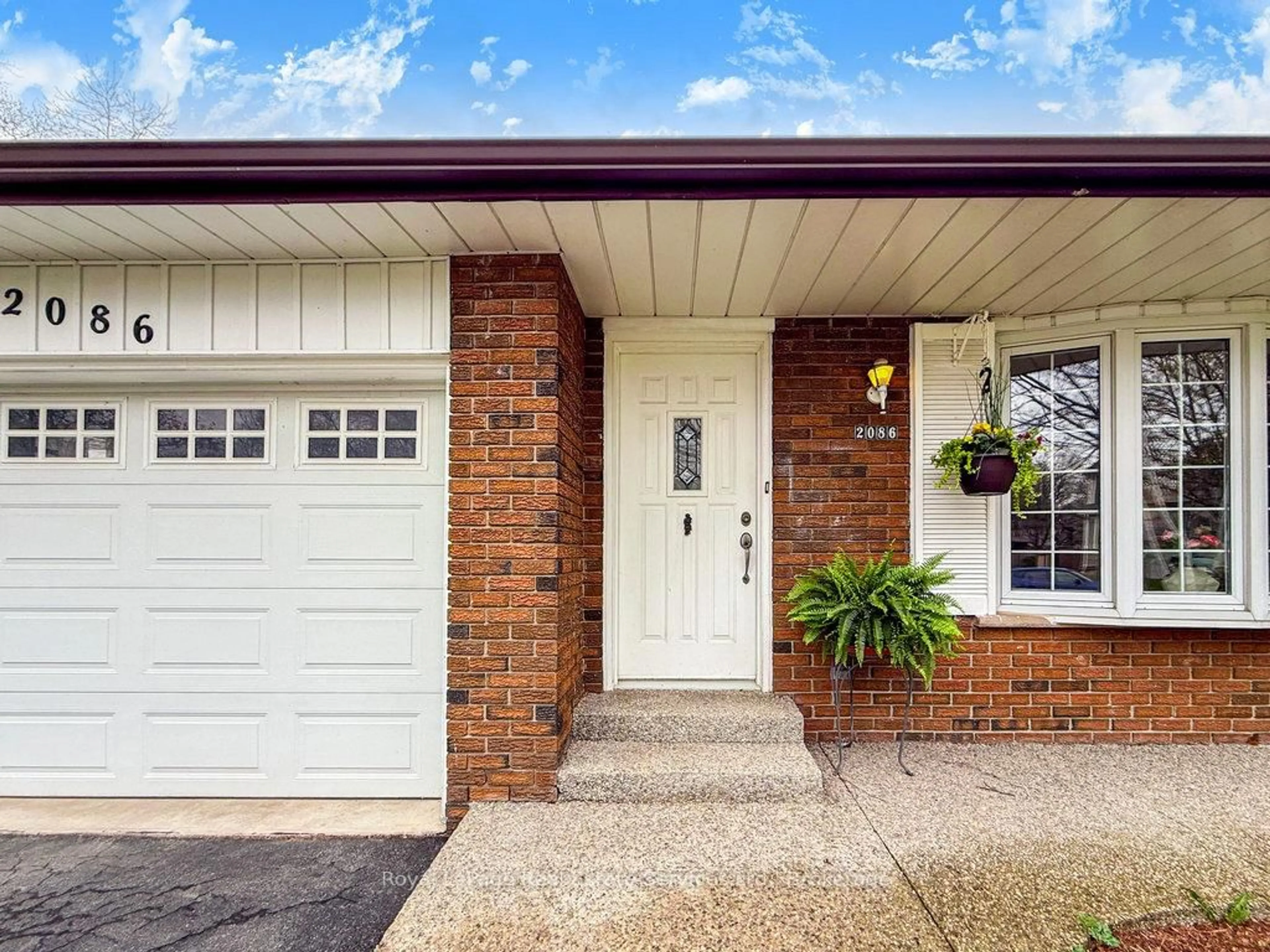 Home with brick exterior material, street for 2086 Thornlea Dr, Oakville Ontario L6L 1K6