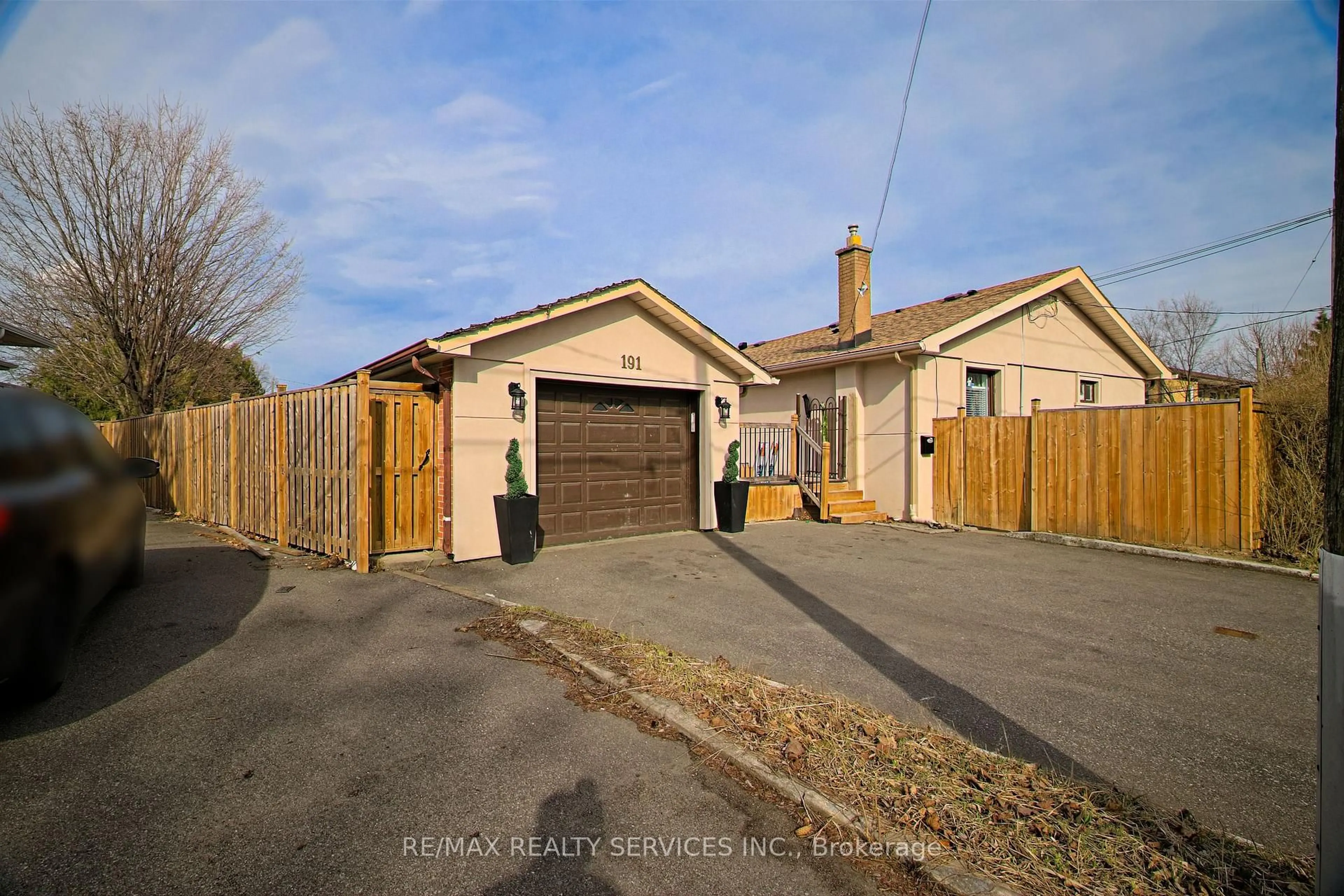 A pic from outside/outdoor area/front of a property/back of a property/a pic from drone, street for 191 Deane Ave, Oakville Ontario L6K 1N4